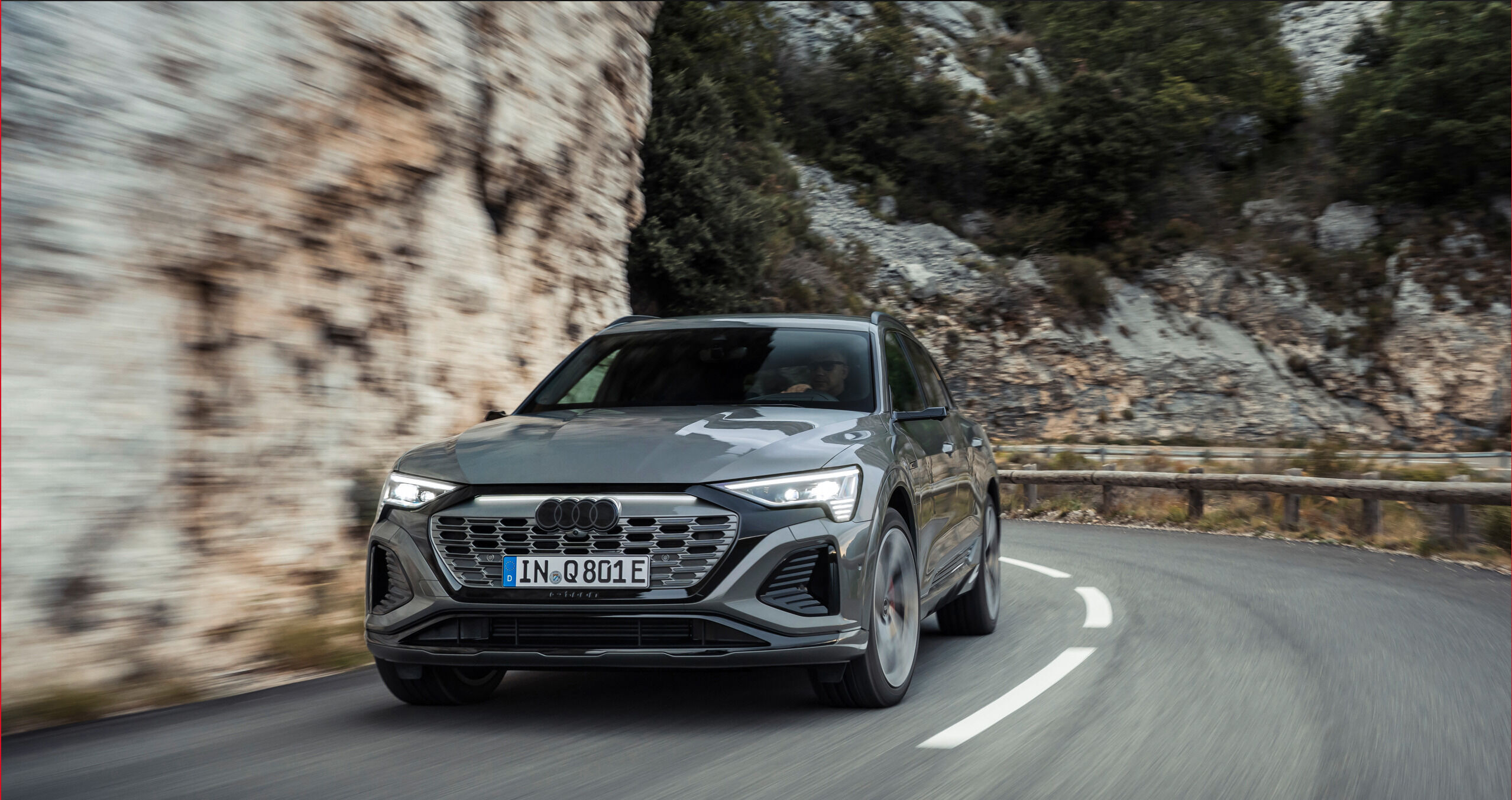 Audi Q8 55 e-tron quattro (bis 2025) - Fahraufnahme, Farbe: Chronosgrau Metallic.
