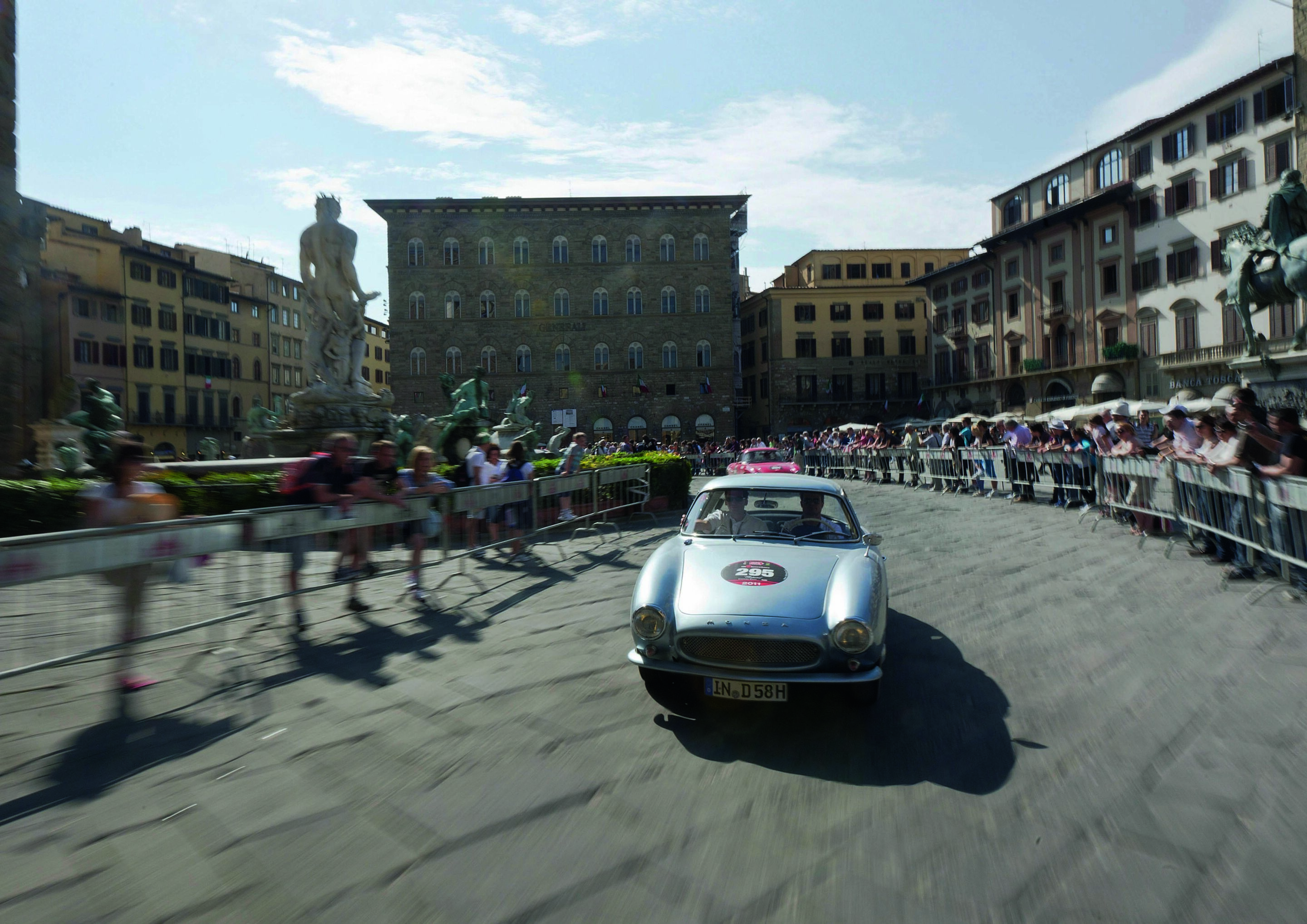 Audi: Mit fünf DKW´s auf der Mille Miglia - Es grüßt David von Michelangelo - ein DKW Monza passiert Florenz.