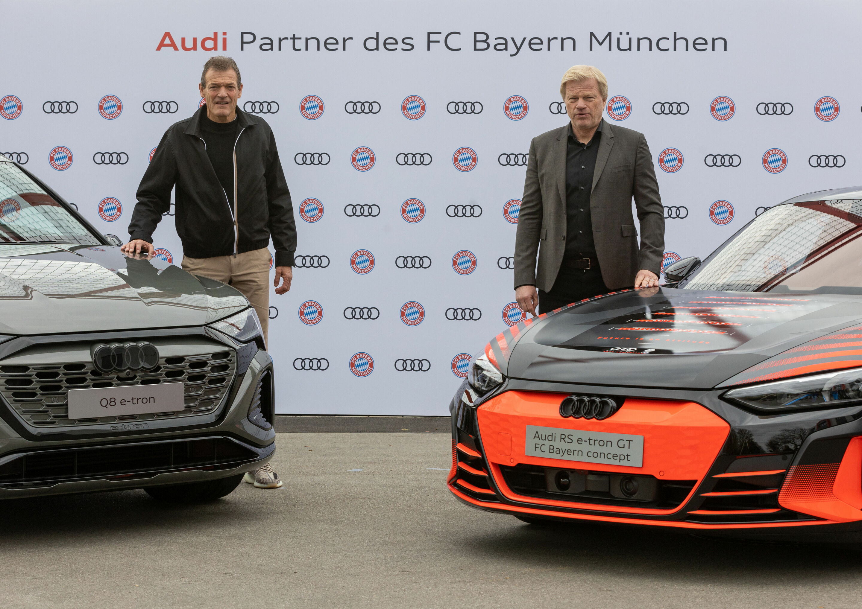 Audi vehicle handover - FC Bayern Members of the Board Oliver Kahn and Andreas Jung with the Audi Q8 e-tron and the Audi RS e-tron GT FC Bayern Concept.