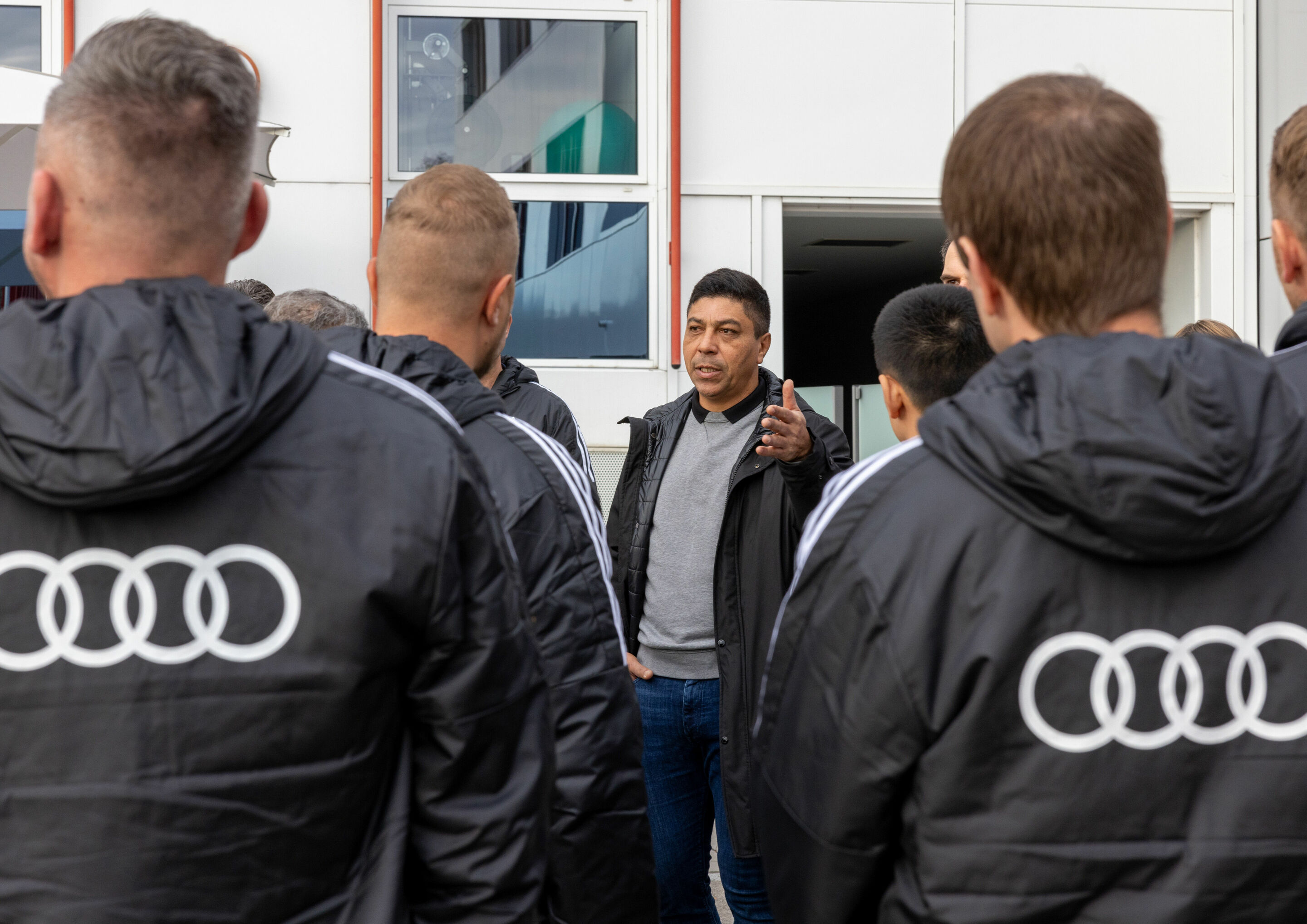 Audi vehicle handover - Bayern legend Giovane Élber gave the 30 Audi employees a tour of the training grounds and told a few anecdotes.