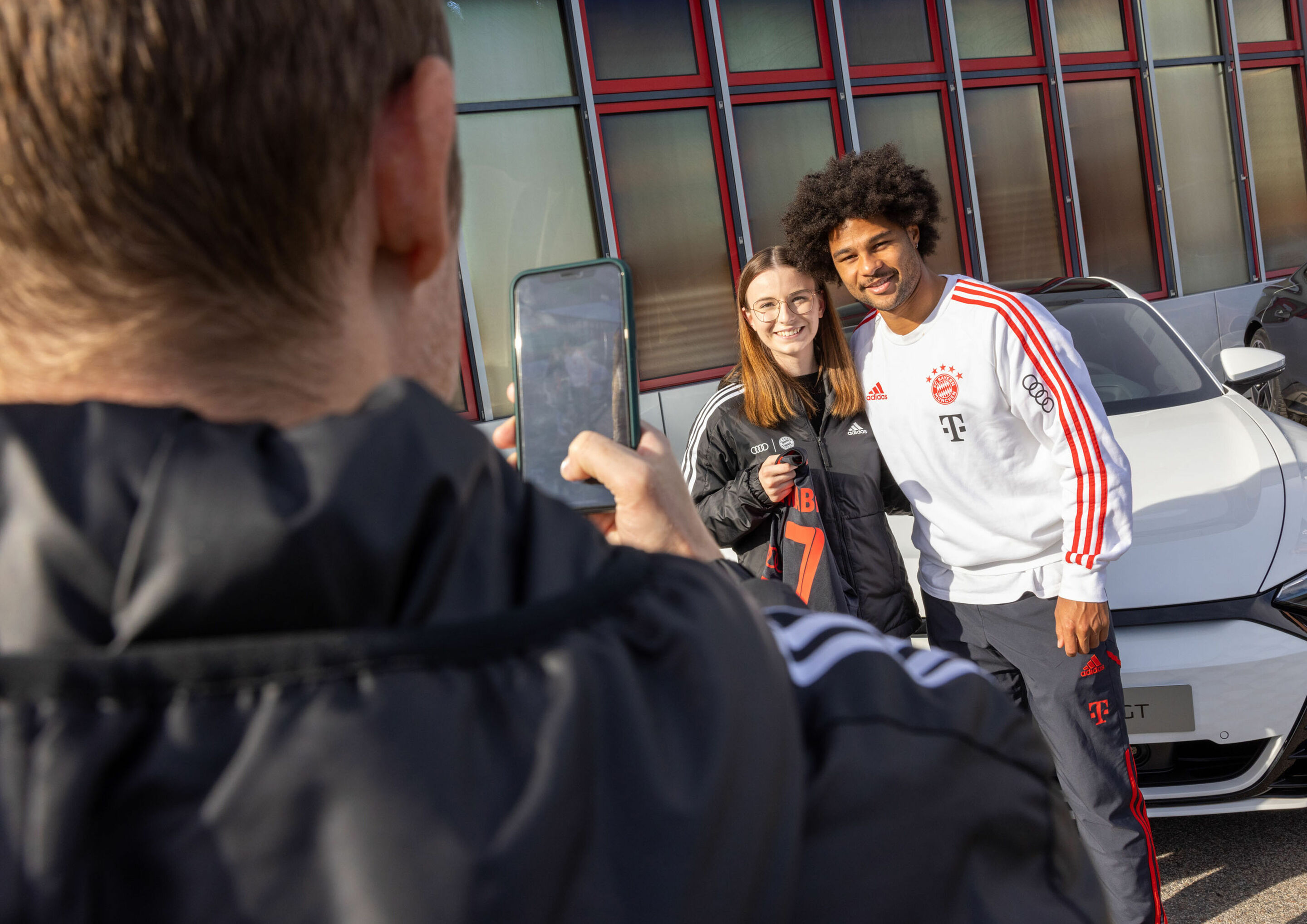 Audi vehicle handover - Audi employees were also able to take selfies with the Bayern stars, like this one with Serge Gnabry.