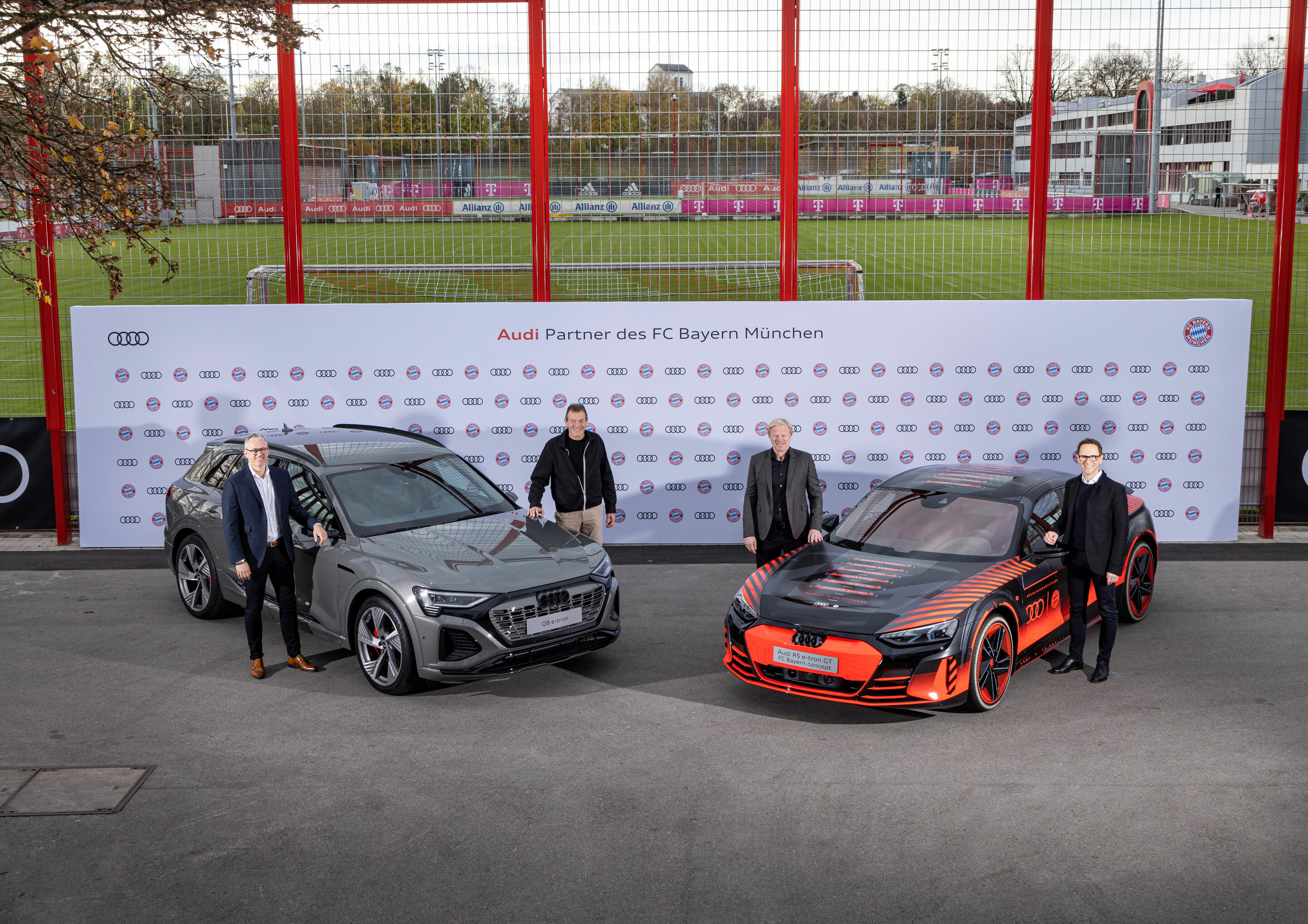 Audi Fahrzeugübergabe - Stellvertretend für Audi übergaben Philipp Noack (Leiter Vertrieb Deutschland) und Christian Schüller (Leiter Sportmarketing Fußball) die neuen Spielerfahrzeuge an die FC Bayern-Vorstände Oliver Kahn und Andreas Jung.
