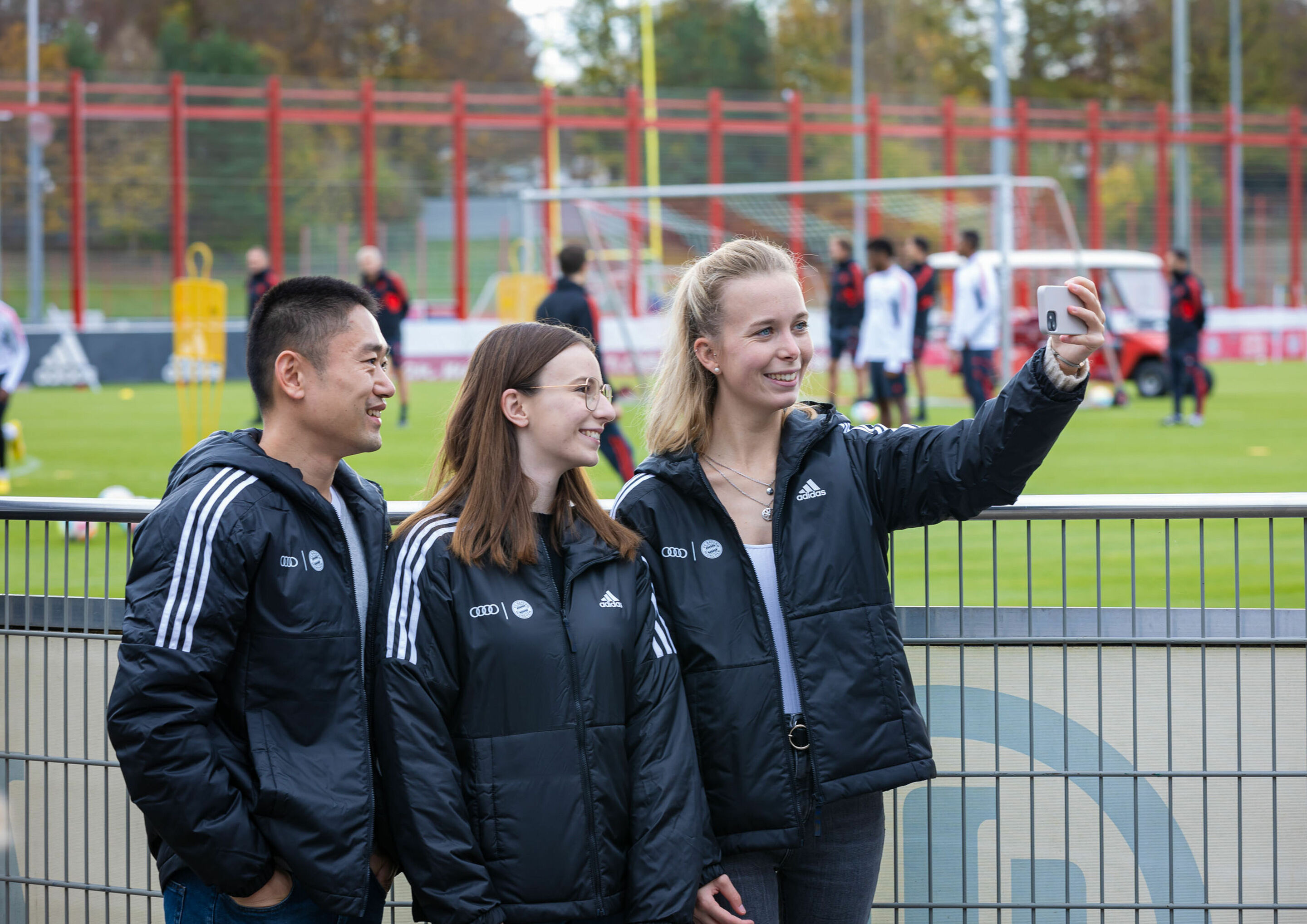 Audi vehicle handover - During the vehicle handover 2022, Audi employees visited FC Bayern München’s training grounds.