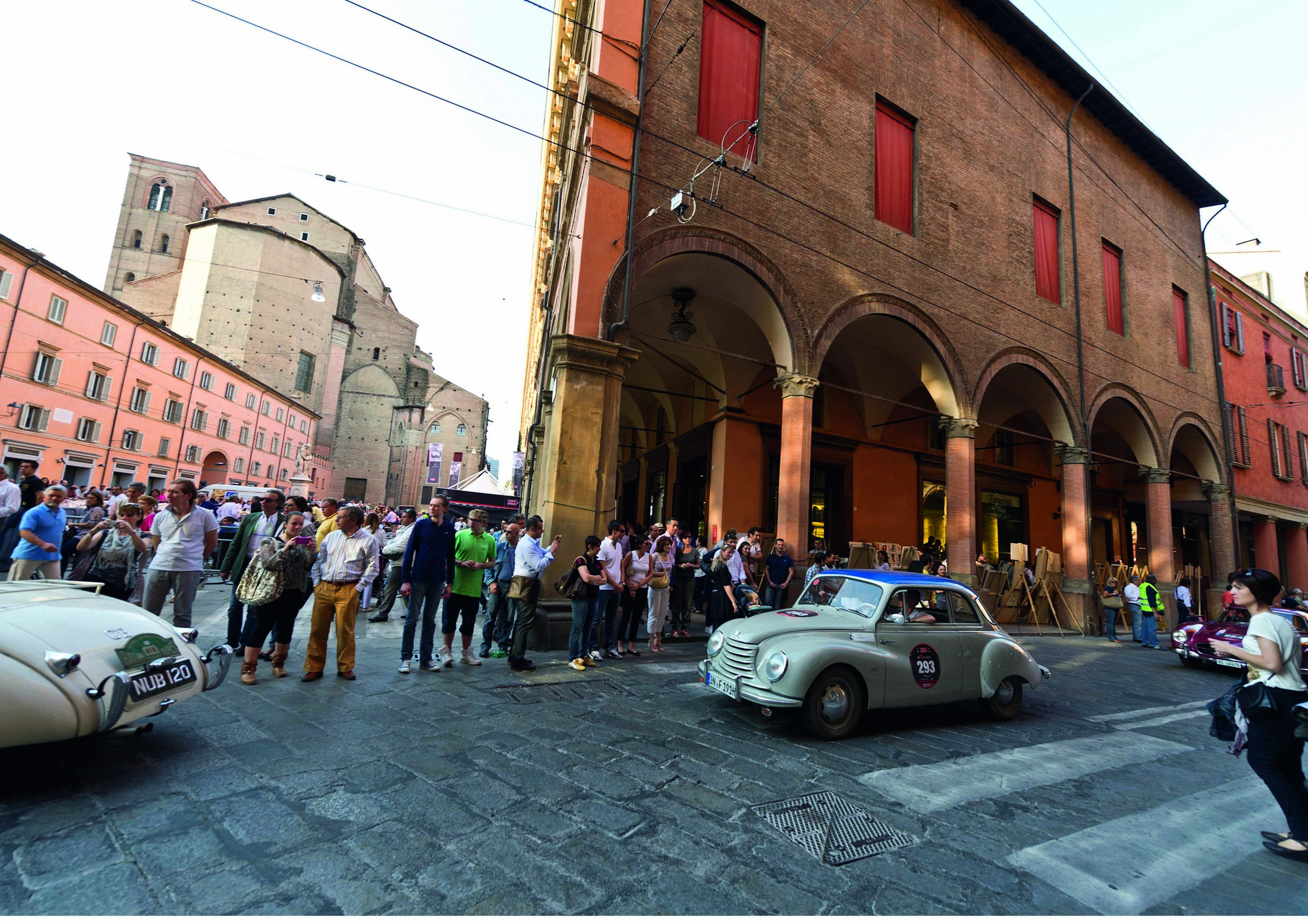 Audi: Mit fünf DKW´s auf der Mille Miglia - Kurz vor dem Ende der Mille Miglia - ein DKW F 91 in Bologna.