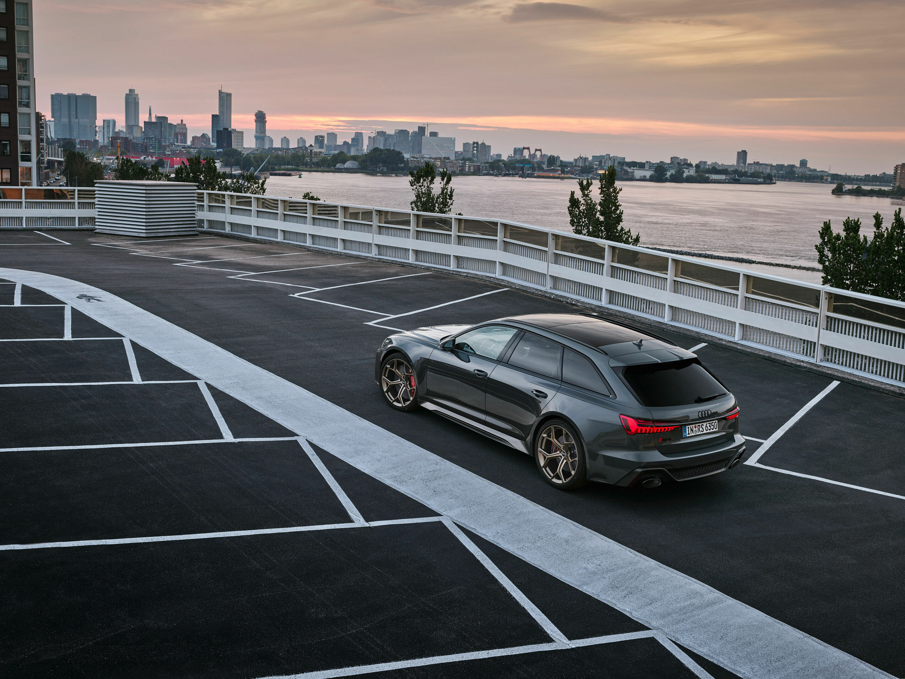 Audi RS 6 Avant performance - Standaufnahme, Farbe: Nimbusgrau in Perleffekt