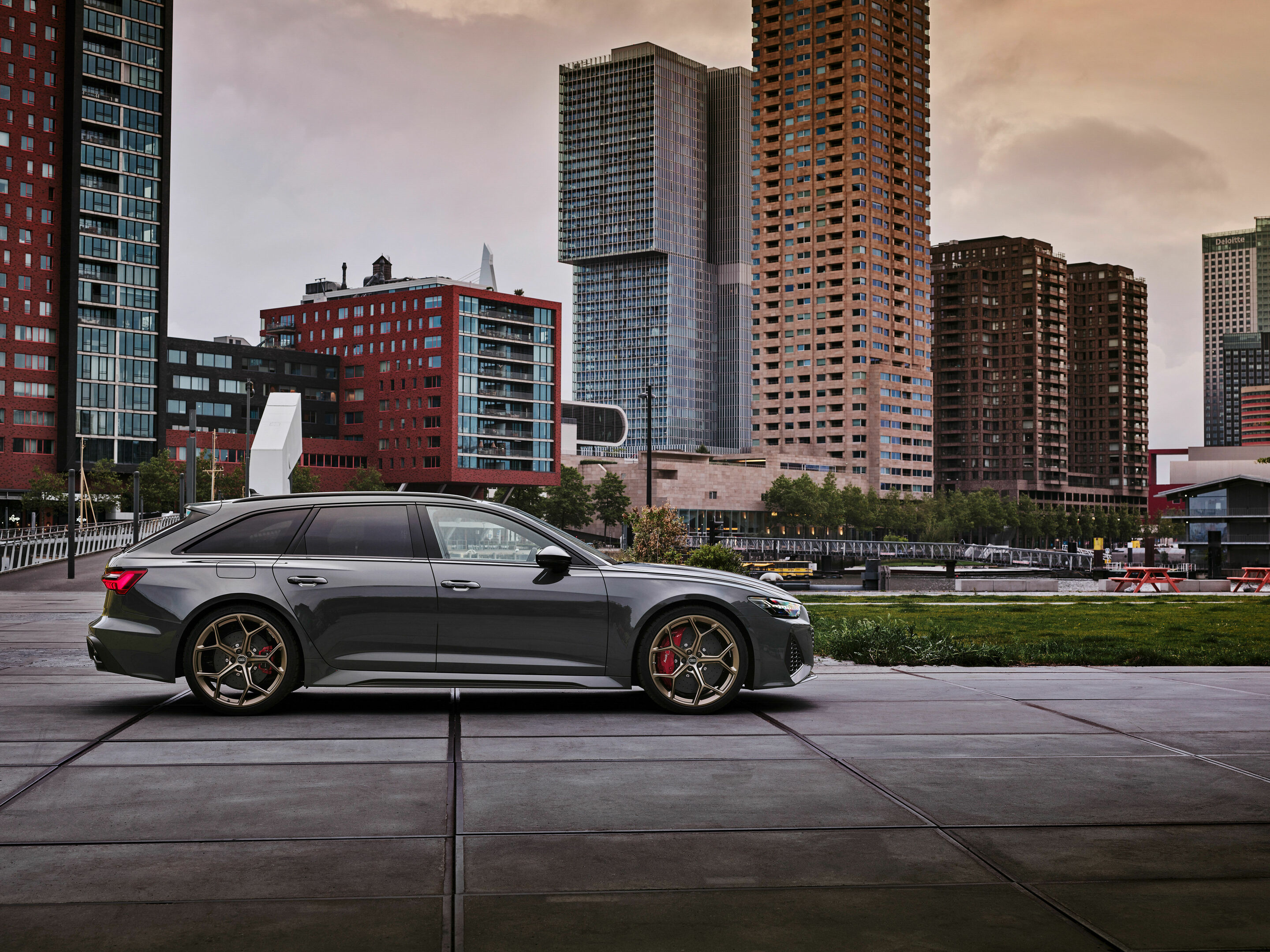 Audi RS 6 Avant performance - Standaufnahme, Farbe: Nimbusgrau in Perleffekt