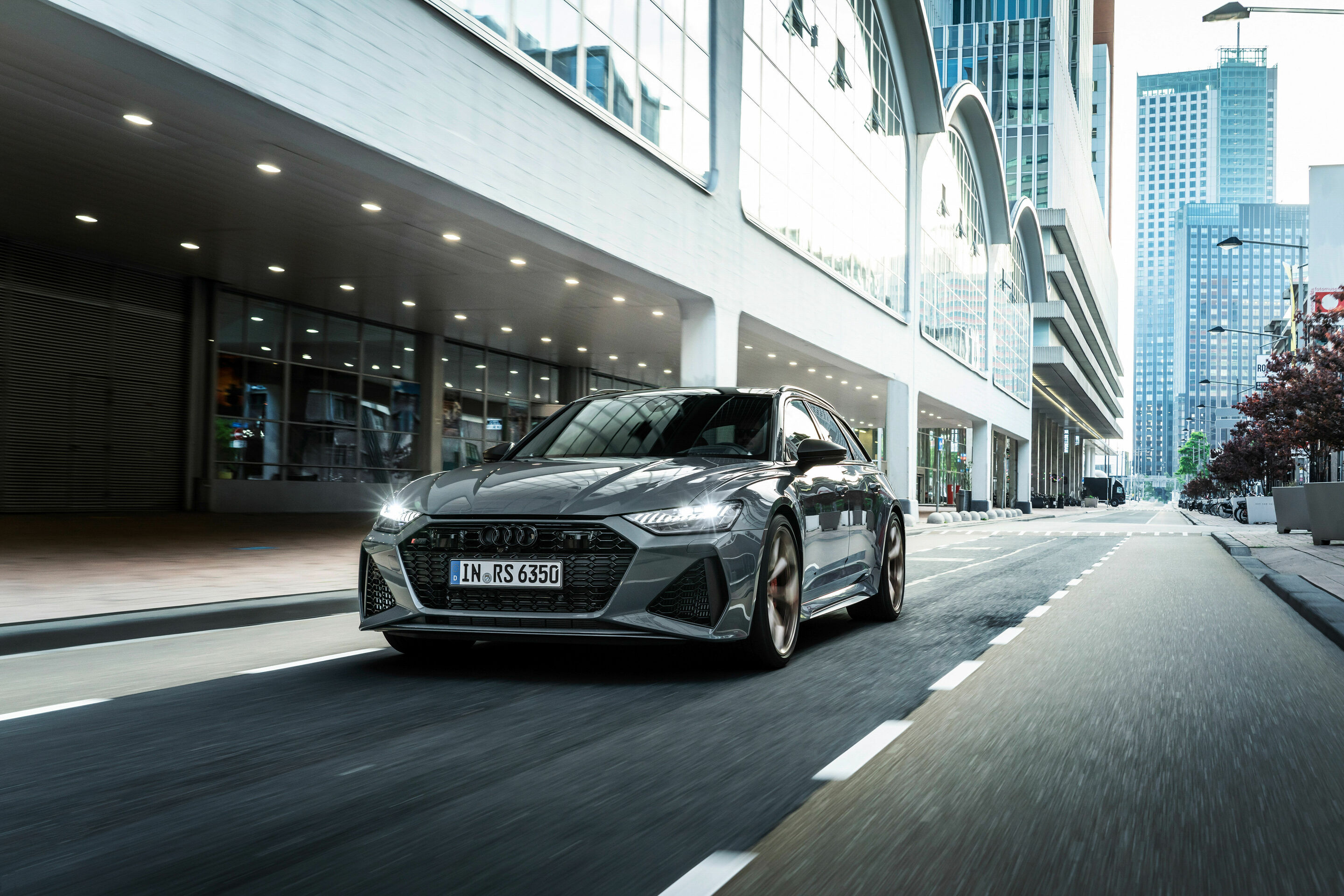 Audi RS 6 Avant performance - Dynamic photo, Colour: Nimbus grey in Pearl Effect