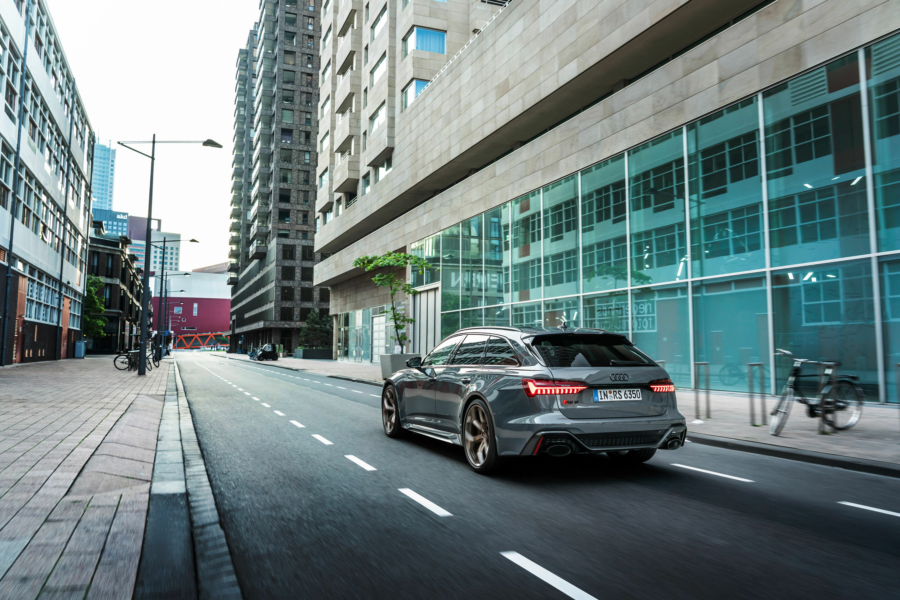 Audi RS 6 Avant performance - Fahraufnahme, Farbe: Nimbusgrau in Perleffekt