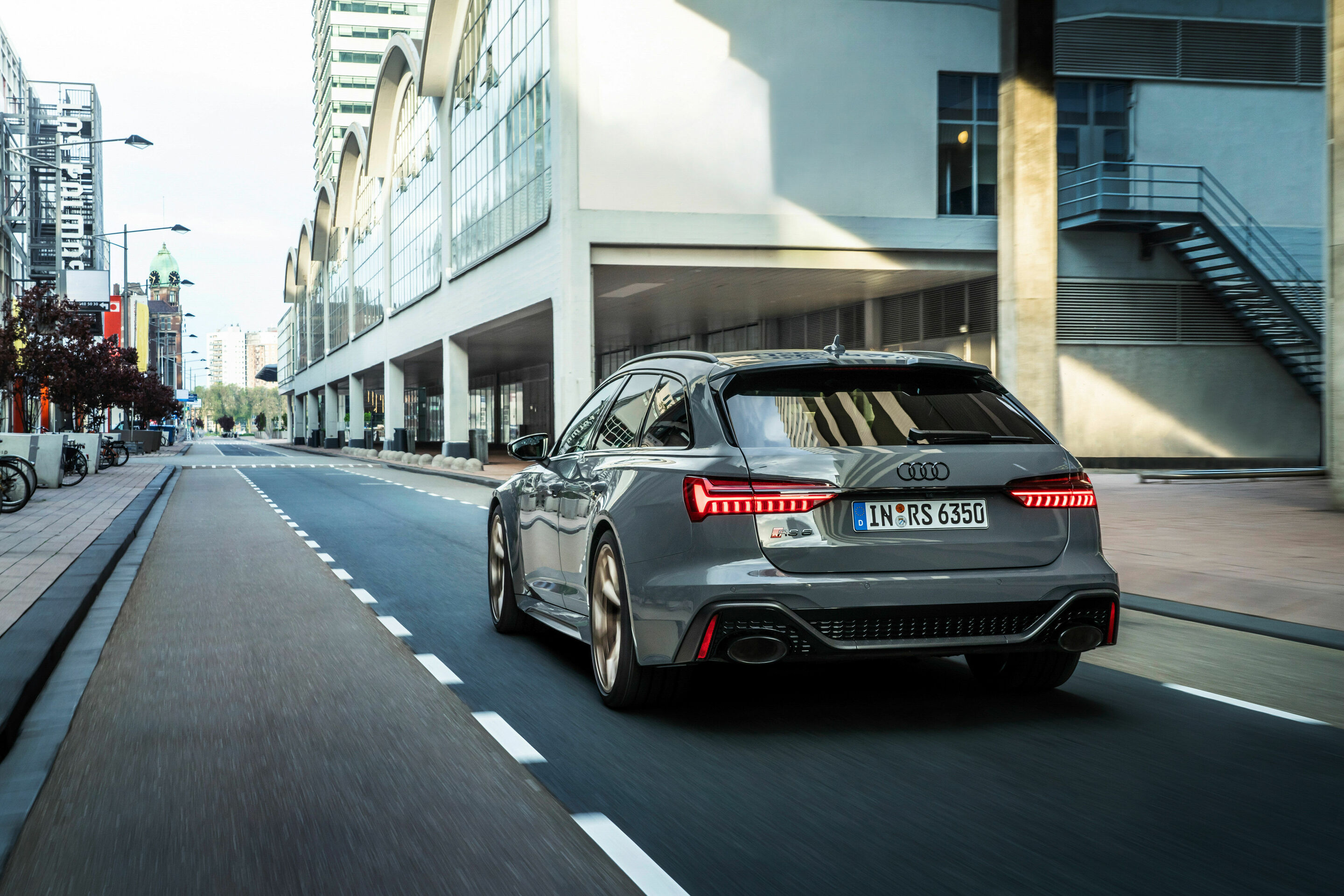 Audi RS 6 Avant performance - Fahraufnahme, Farbe: Nimbusgrau in Perleffekt