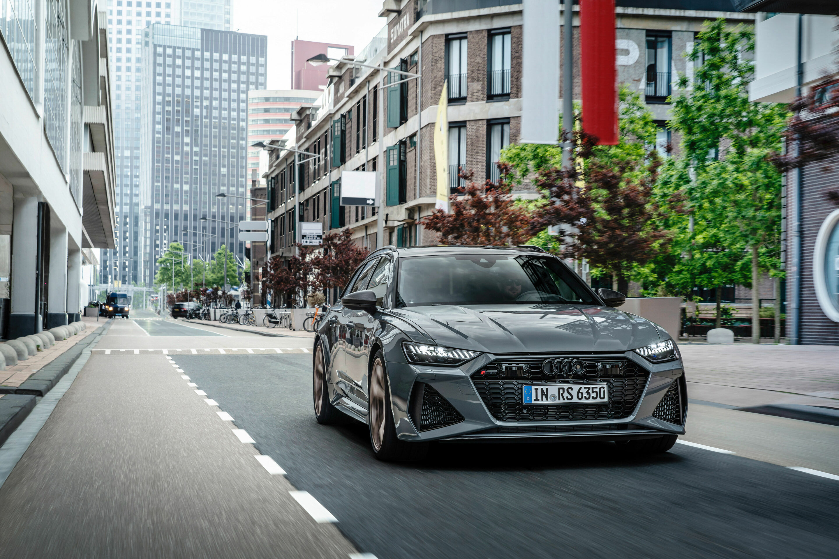 Audi RS 6 Avant performance - Fahraufnahme, Farbe: Nimbusgrau in Perleffekt
