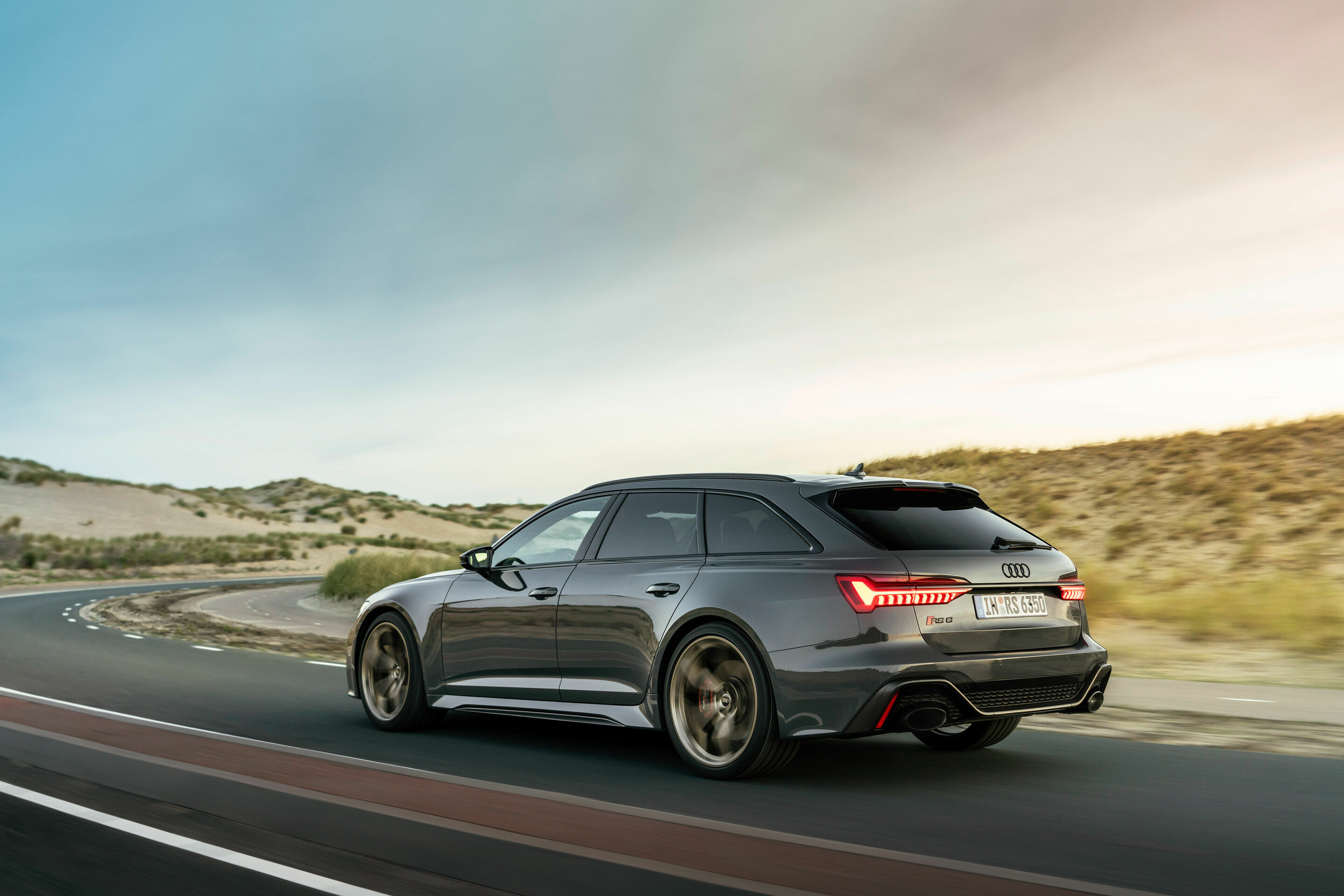 Audi RS 6 Avant performance - Fahraufnahme, Farbe: Nimbusgrau in Perleffekt