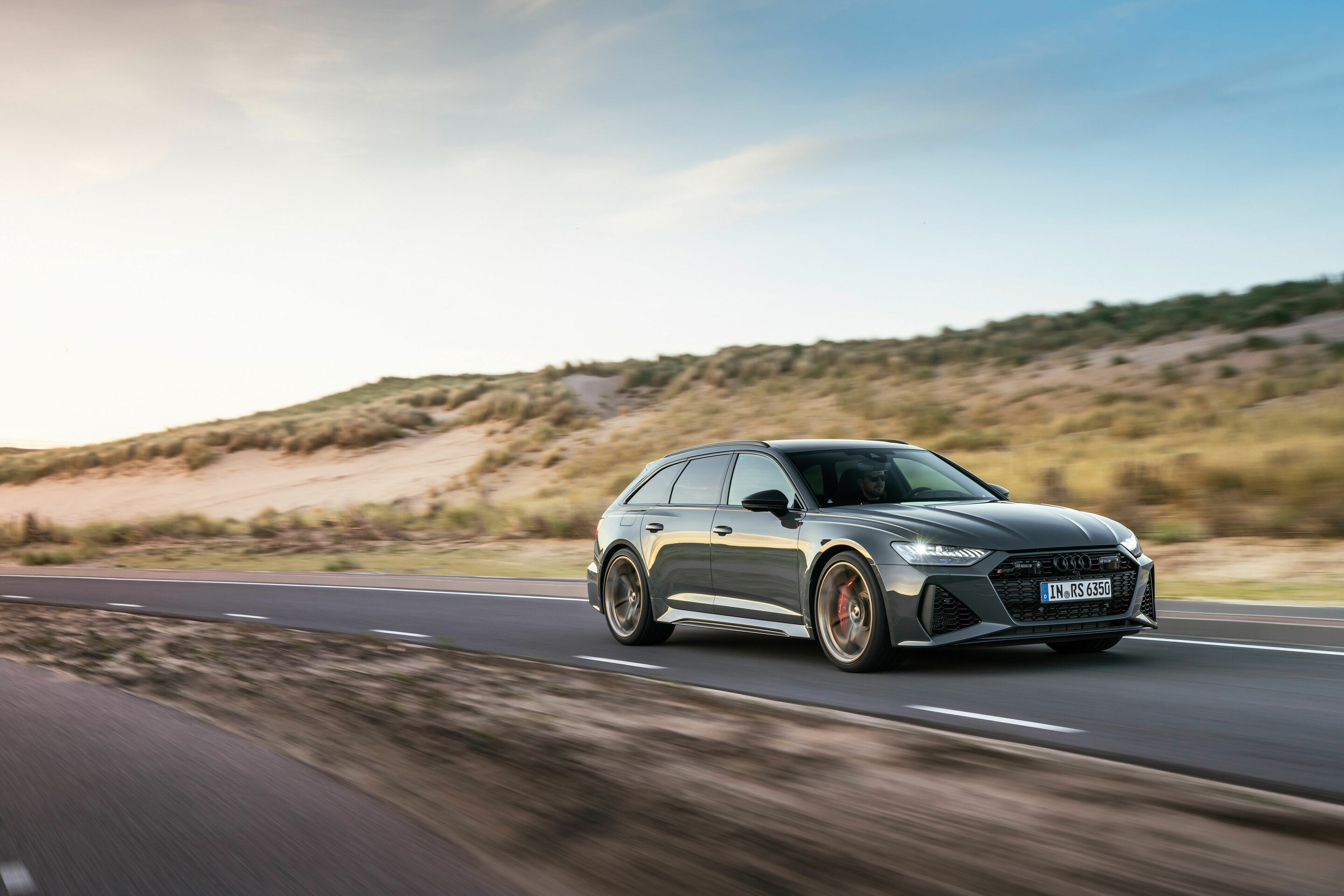 Audi RS 6 Avant performance - Fahraufnahme, Farbe: Nimbusgrau in Perleffekt
