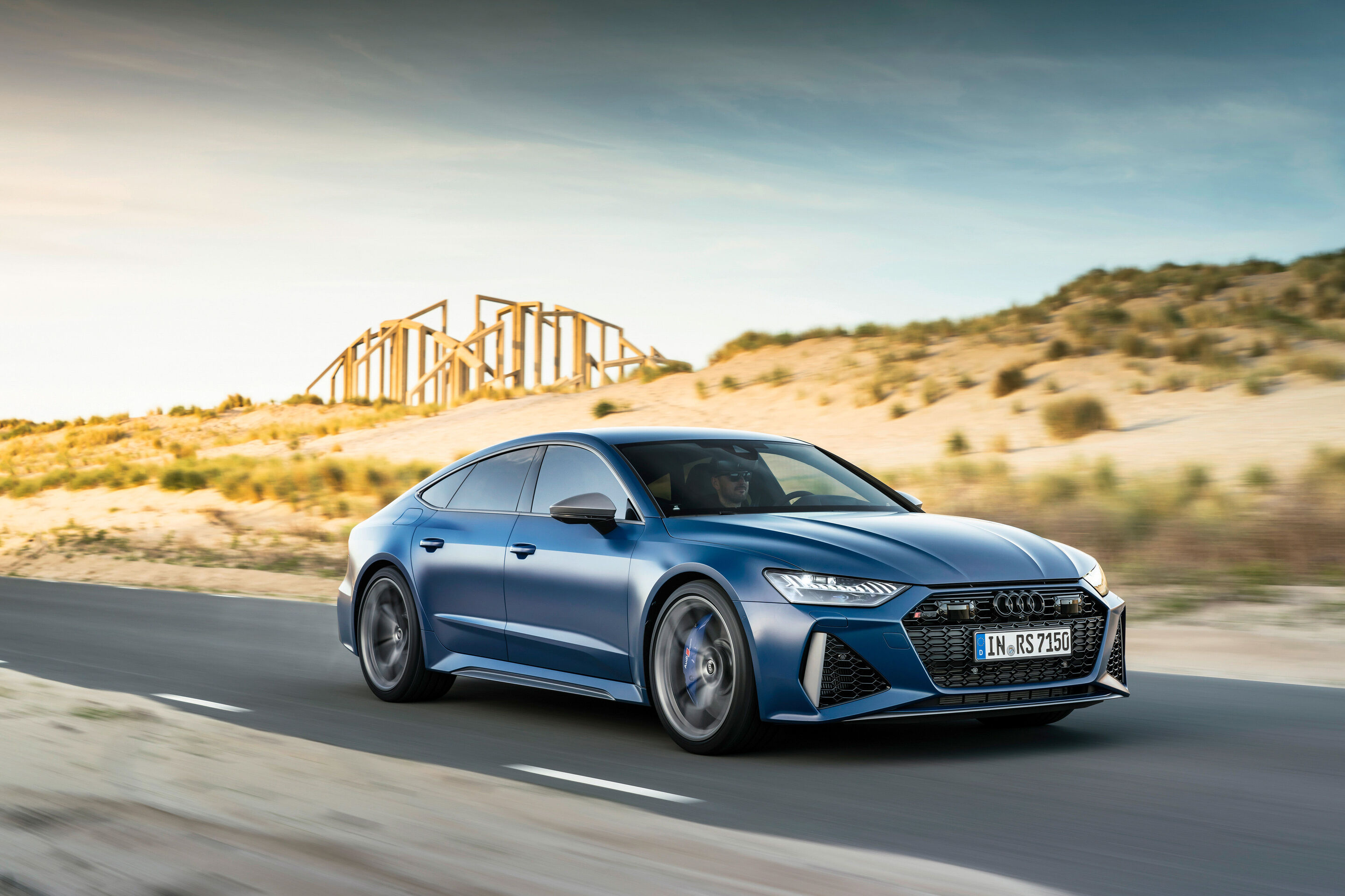 Audi RS 7 Sportback performance (bis 2025) - Fahraufnahme, Farbe: Ascariblau matt.