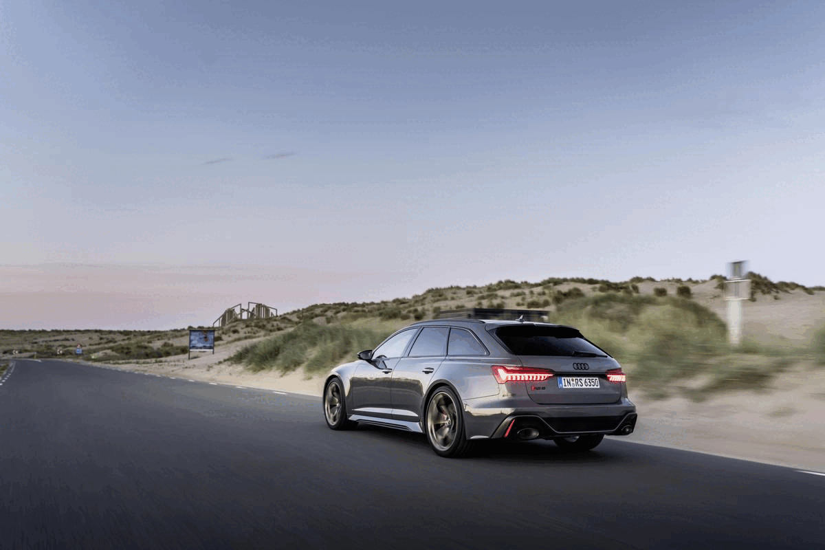 Audi RS 6 Avant performance - Fahraufnahme, Farbe: Nimbusgrau in Perleffekt