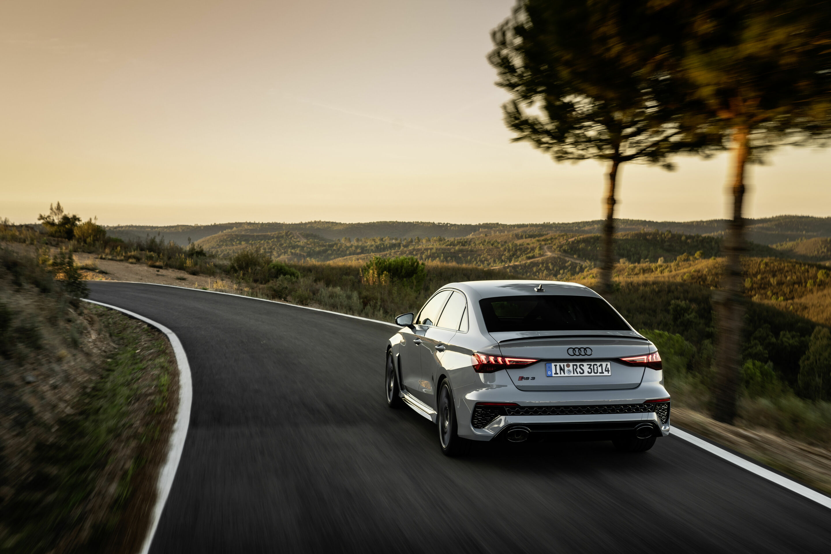 Audi RS 3 Limousine performance edition - Fahraufnahme, Farbe: Pfeilgrau Perleffekt