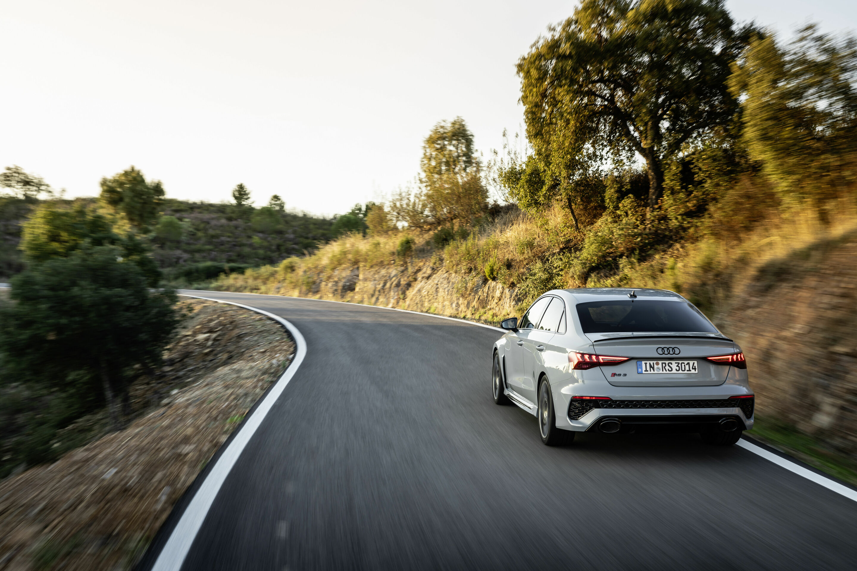 Audi RS 3 Limousine performance edition - Fahraufnahme, Farbe: Pfeilgrau Perleffekt