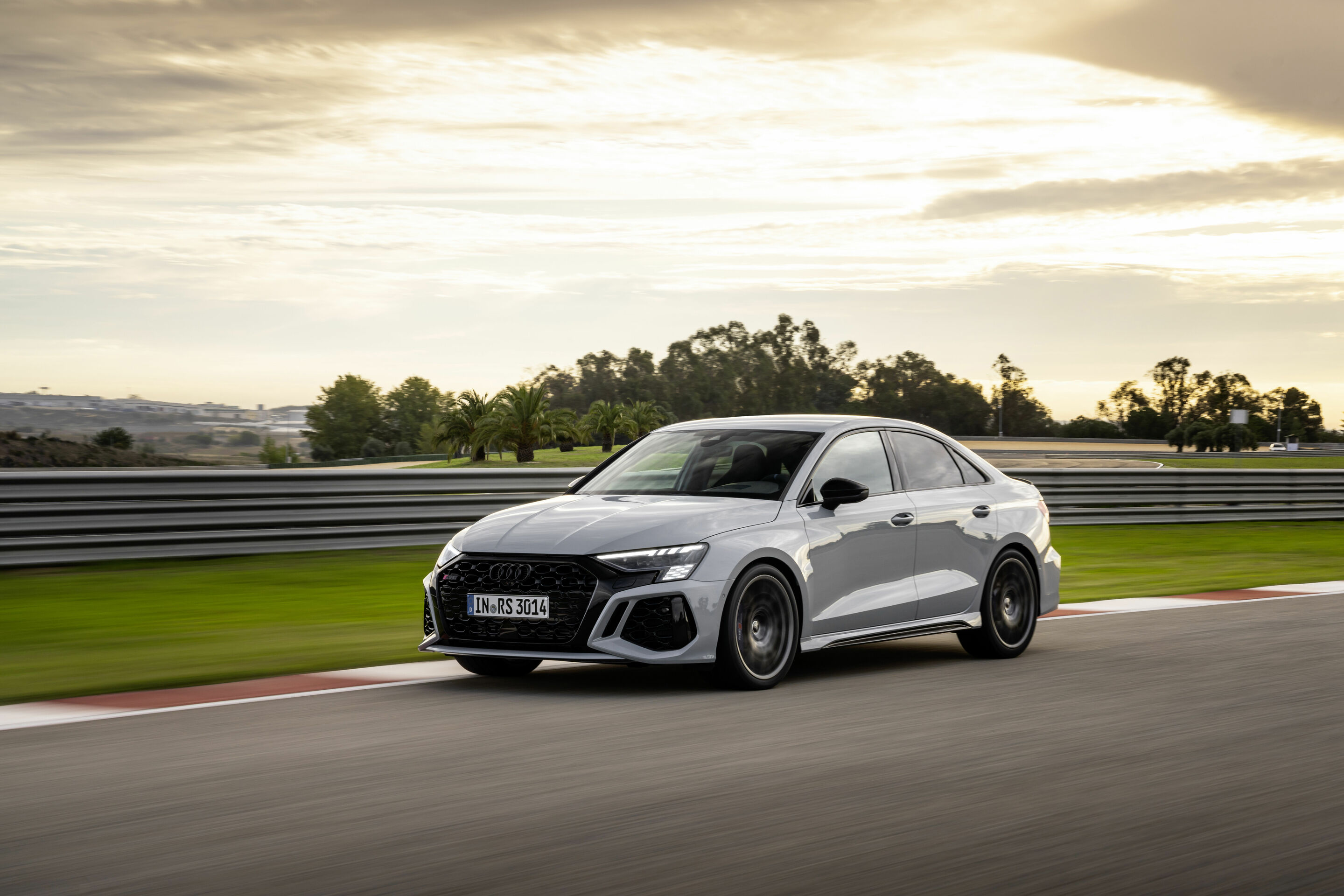 Audi RS 3 Limousine performance edition - Fahraufnahme, Farbe: Pfeilgrau Perleffekt