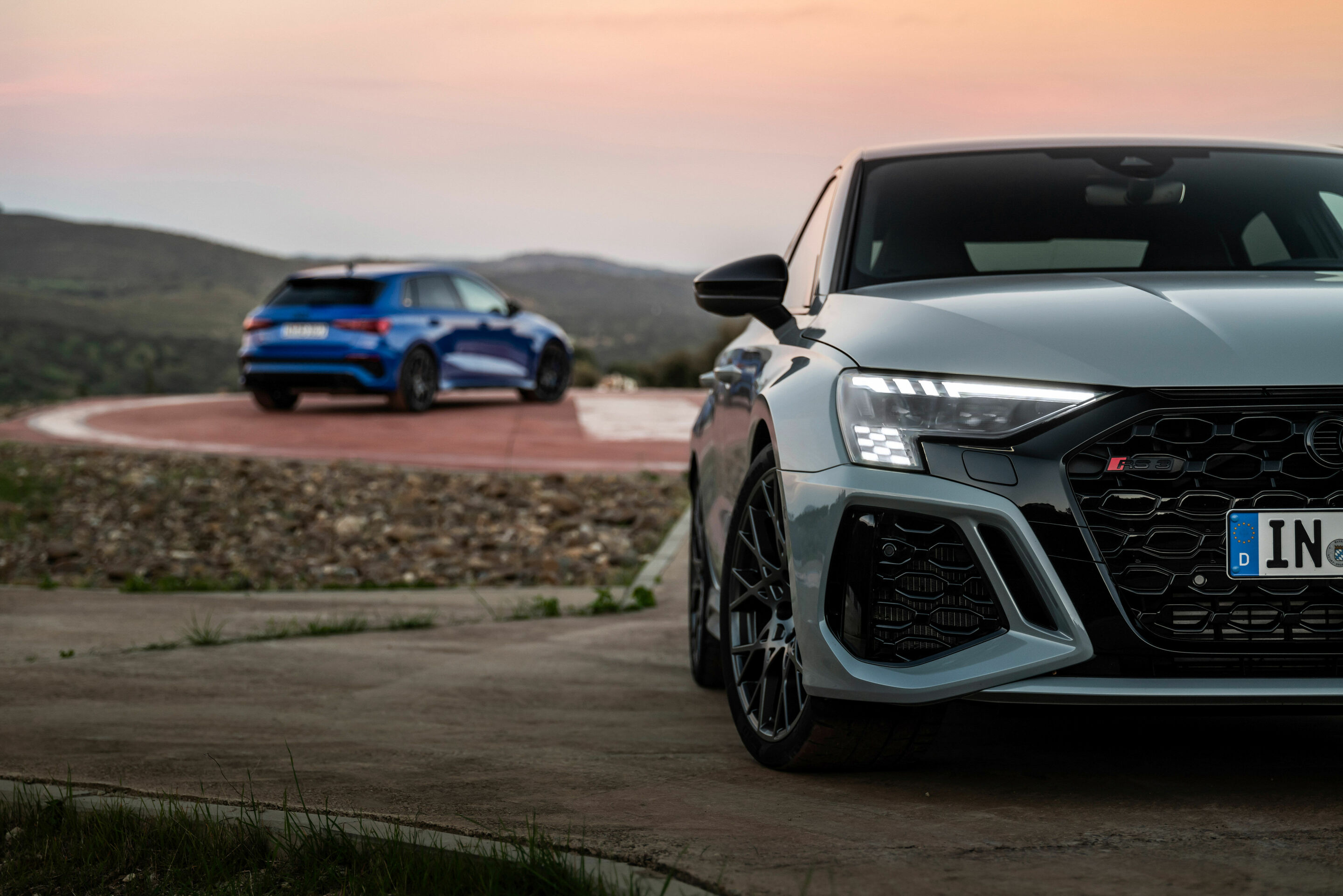Audi RS 3 Sportback performance edition, Audi RS 3 Limousine performance edition - Audi RS 3 Sportback performance edition:
Standaufnahme, Farbe: Nogaroblau Perleffekt.
Audi RS 3 Limousine performance edition:
Standaufnahme, Farbe: Pfeilgrau Perleffekt.