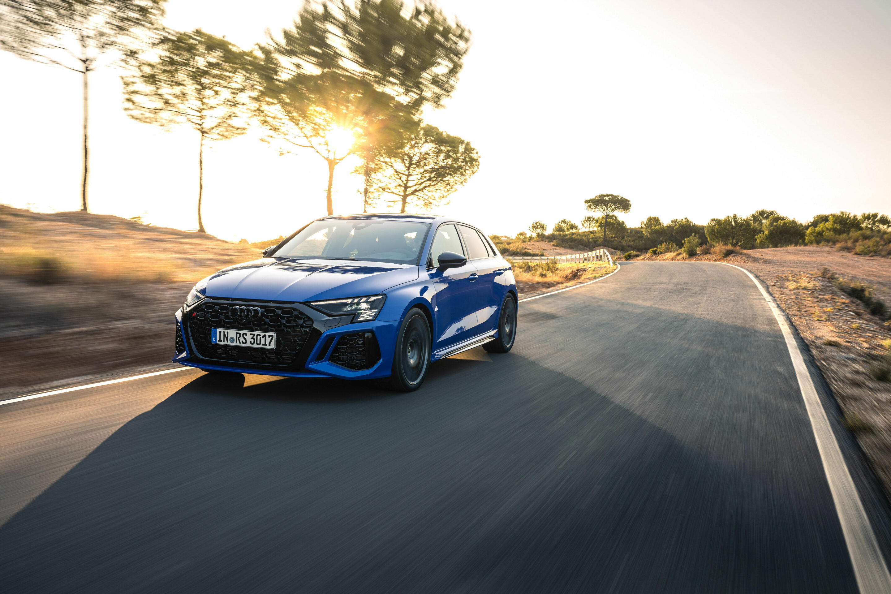 Audi RS 3 Sportback performance edition - Fahraufnahme, Farbe: Nogaroblau Perleffekt.
