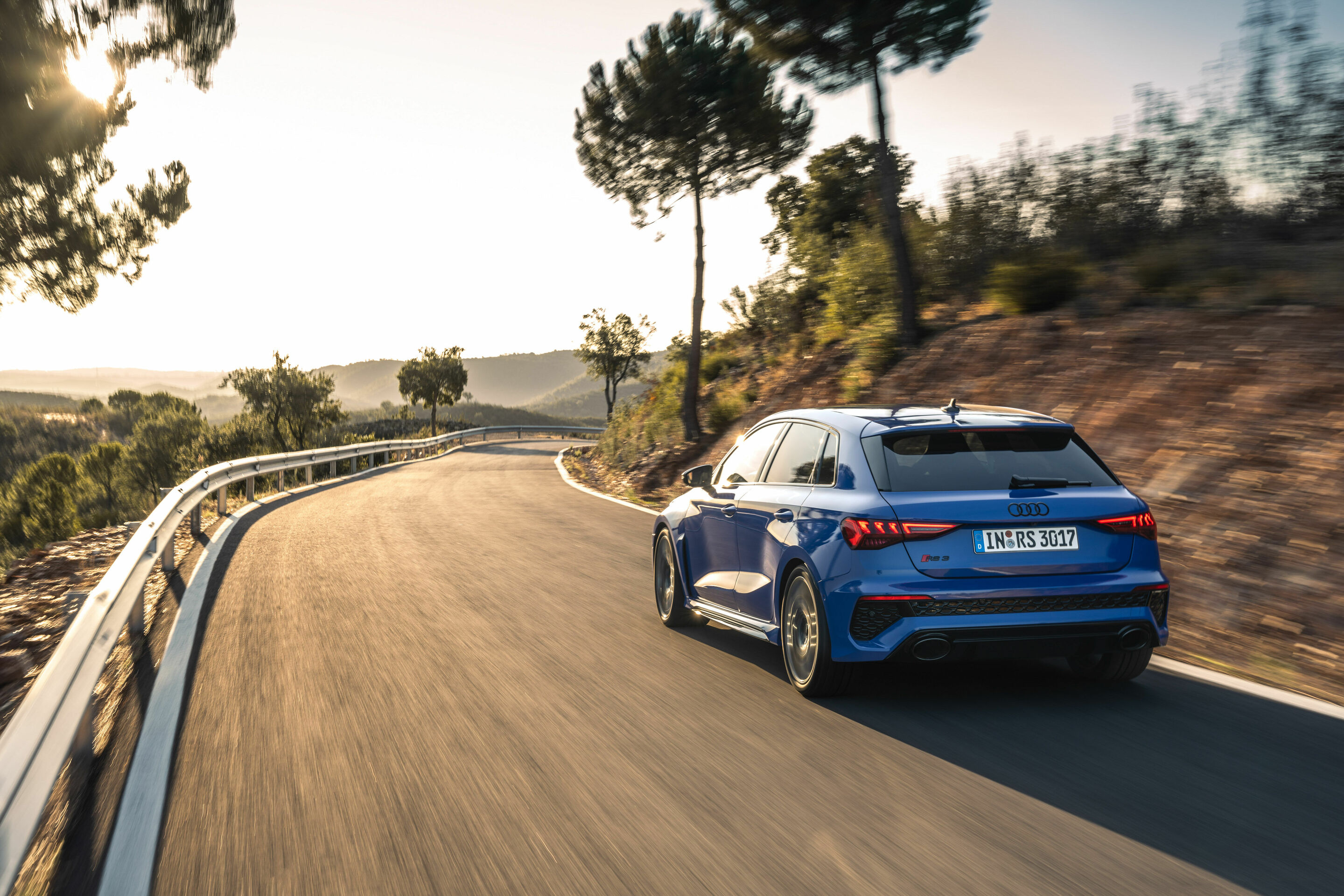Audi RS 3 Sportback performance edition - Fahraufnahme, Farbe: Nogaroblau Perleffekt.