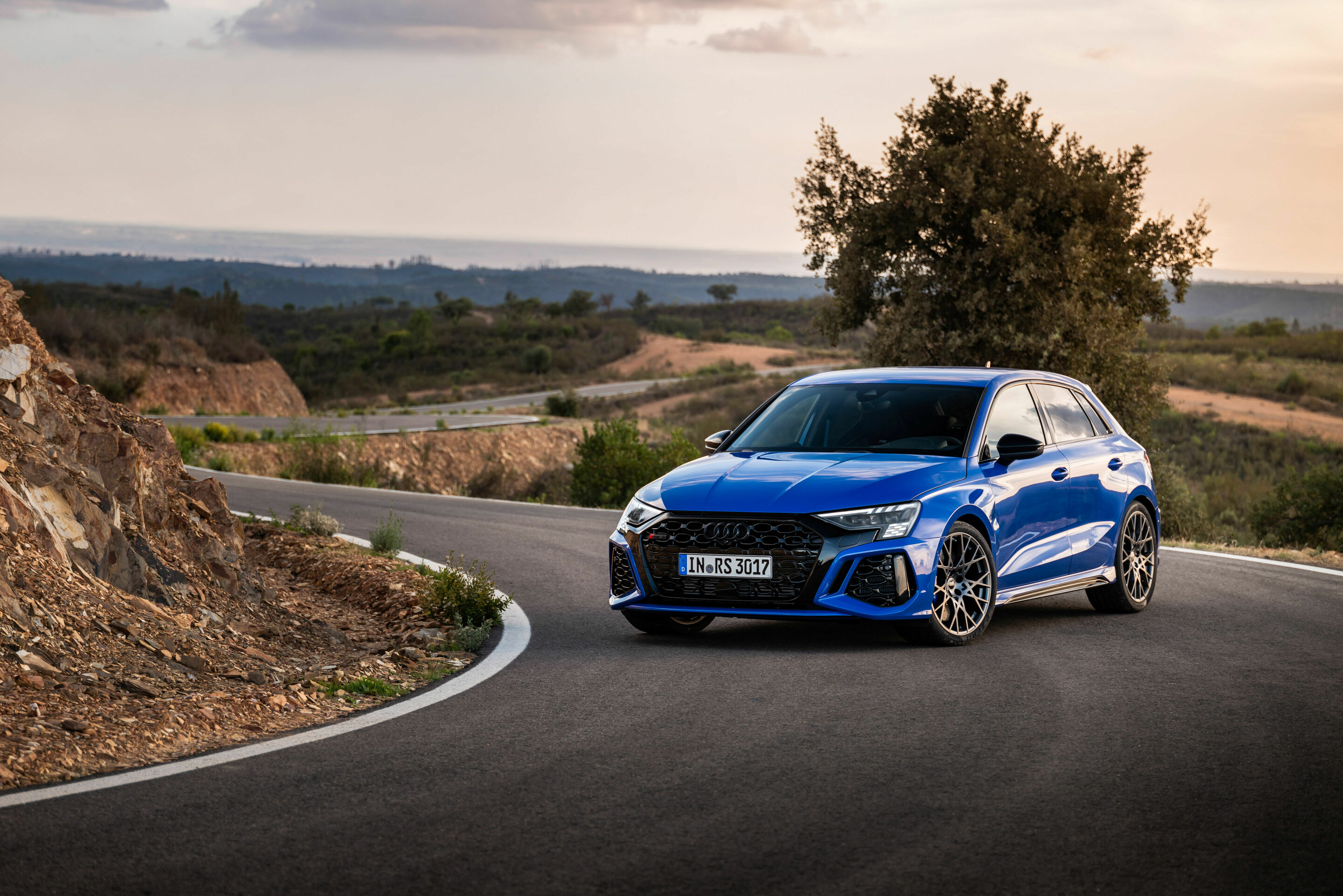 Audi RS 3 Sportback performance edition - Standaufnahme, Farbe: Nogaroblau Perleffekt.