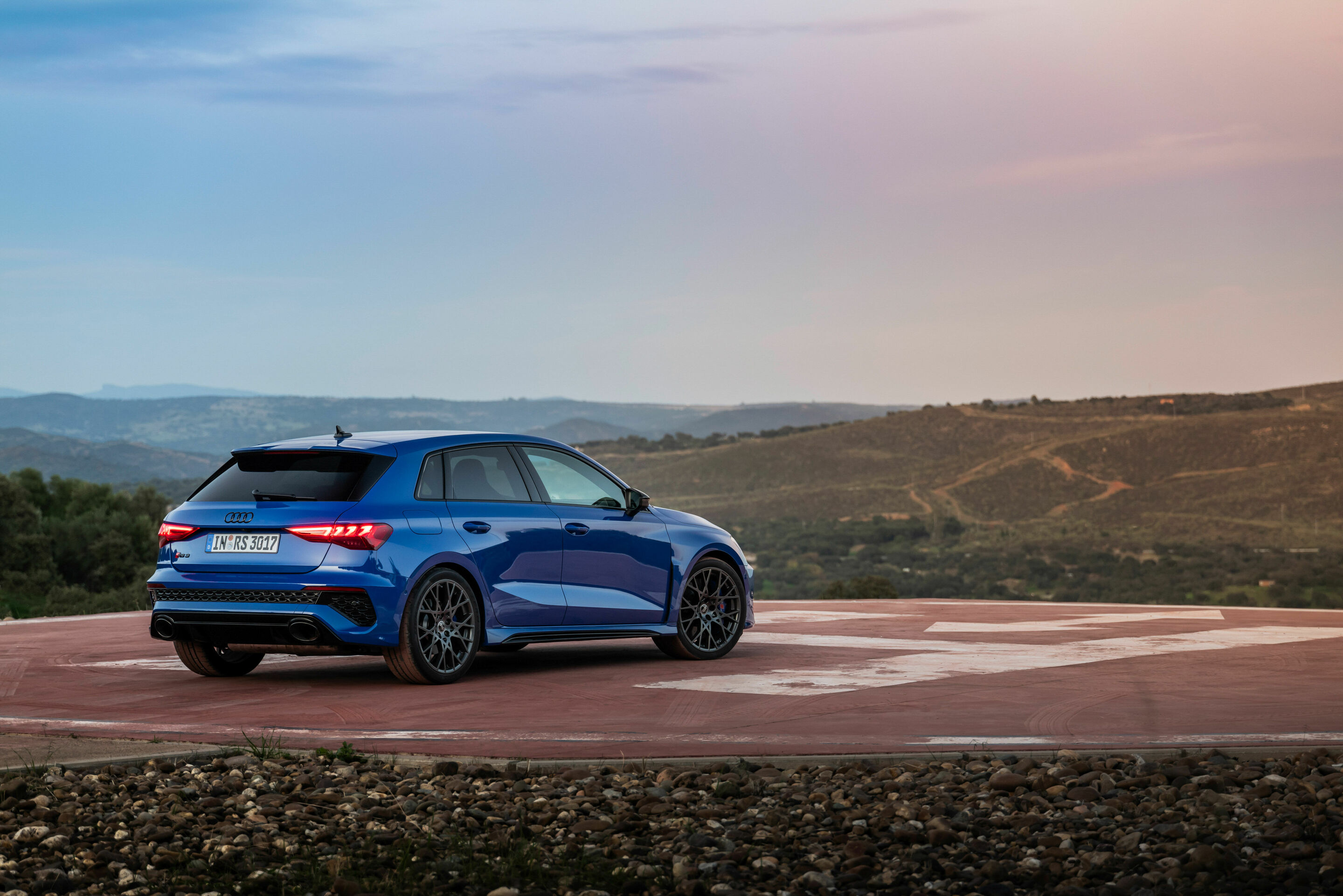 Audi RS 3 Sportback performance edition - Standaufnahme, Farbe: Nogaroblau Perleffekt.