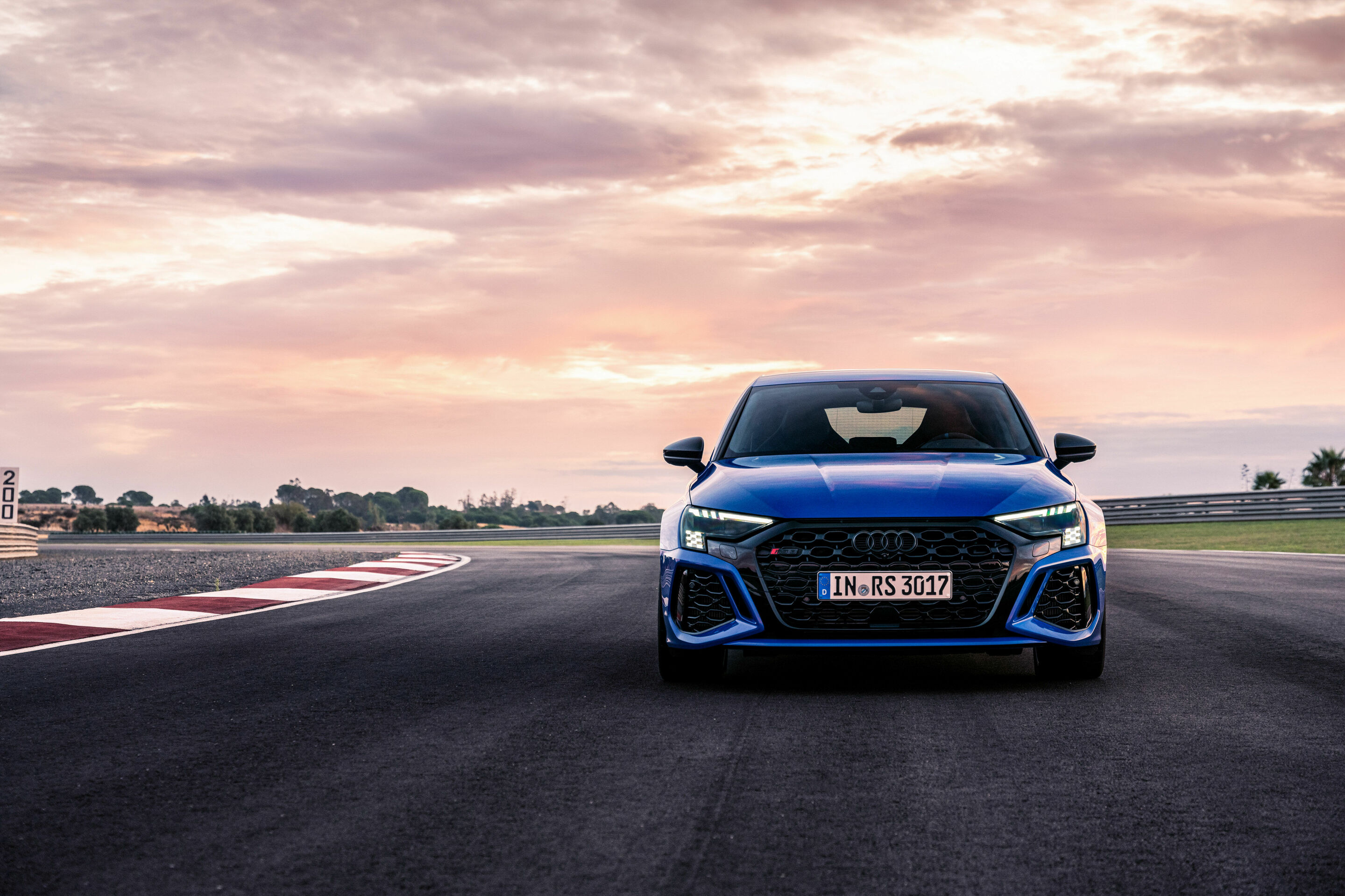 Audi RS 3 Sportback performance edition - Standaufnahme, Farbe: Nogaroblau Perleffekt.
