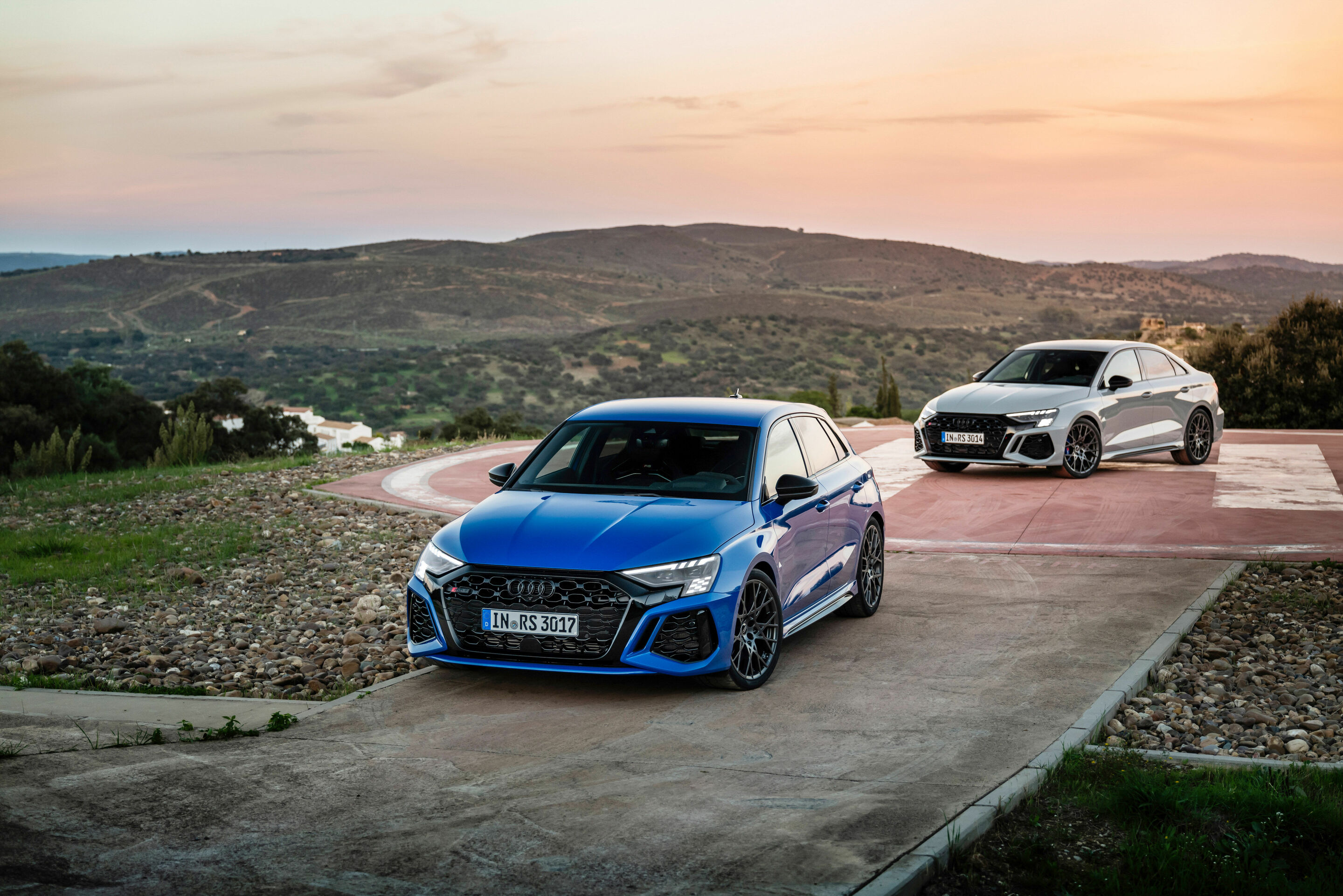 Audi RS 3 Sportback performance edition, Audi RS 3 Limousine performance edition - Audi RS 3 Sportback performance edition:
Standaufnahme, Farbe: Nogaroblau Perleffekt.
Audi RS 3 Limousine performance edition:
Standaufnahme, Farbe: Pfeilgrau Perleffekt.