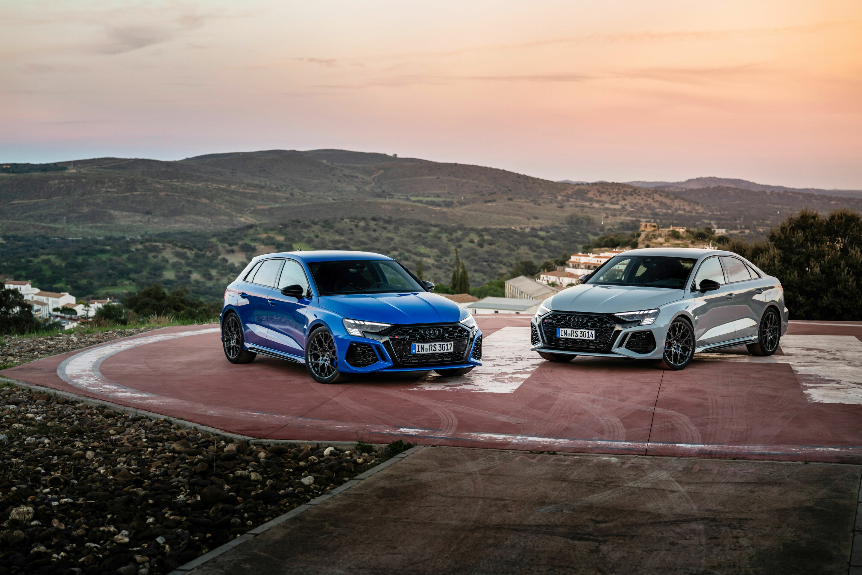 Audi RS 3 Sportback performance edition, Audi RS 3 Limousine performance edition - Audi RS 3 Sportback performance edition:
Standaufnahme, Farbe: Nogaroblau Perleffekt.
Audi RS 3 Limousine performance edition:
Standaufnahme, Farbe: Pfeilgrau Perleffekt.