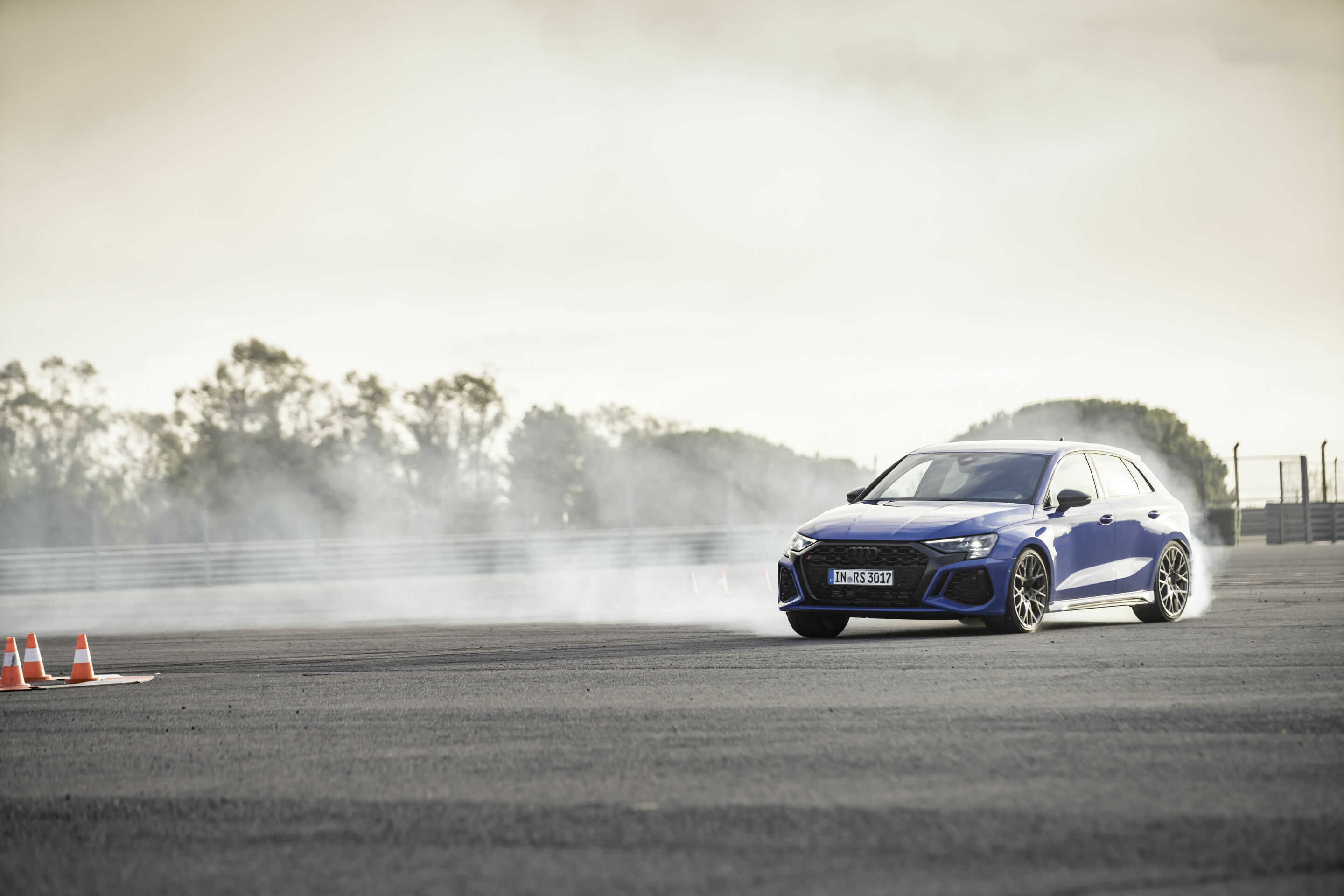 Audi RS 3 Sportback performance edition - Fahraufnahme, Farbe: Nogaroblau Perleffekt.