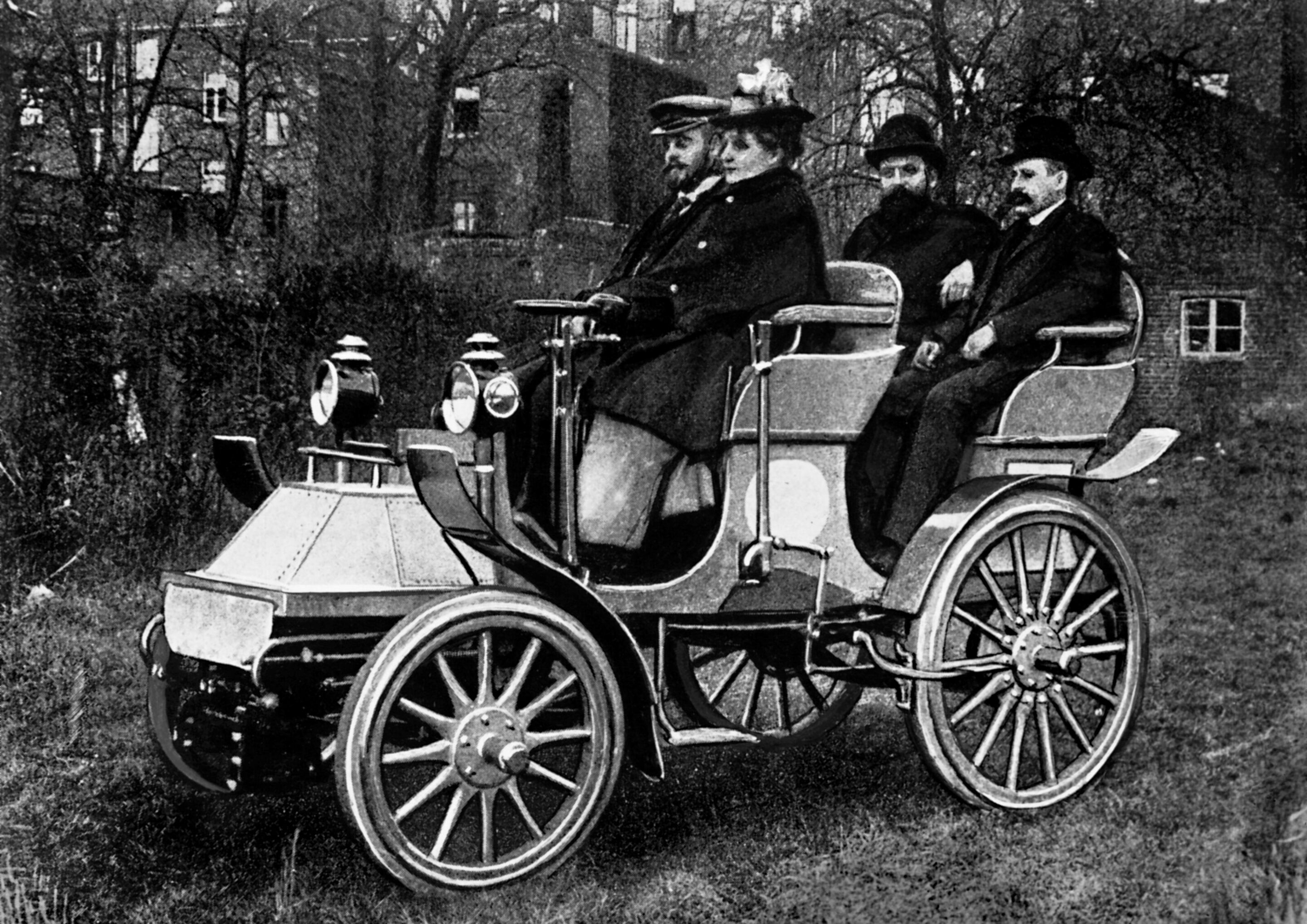 Automotive history in the spotlight: Special exhibition “The Speed of Light” at the Audi museum mobile - Candle lanterns taken from the horse-drawn carriage, like the Horch model 1 here from 1901.