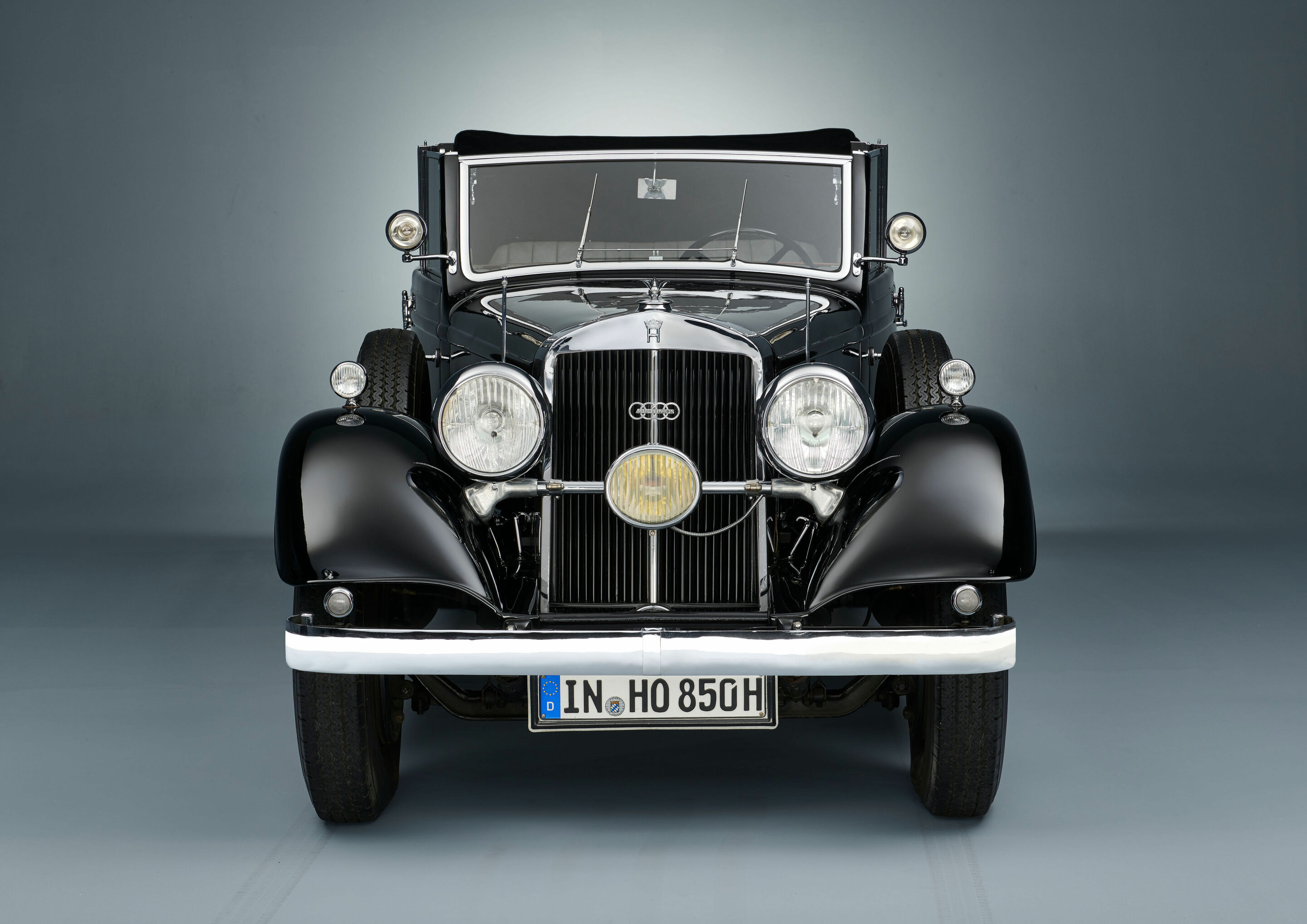 Automotive history in the spotlight: Special exhibition “The Speed of Light” at the Audi museum mobile - The impressive luminous phalanx of the Horch 850 from 1935.