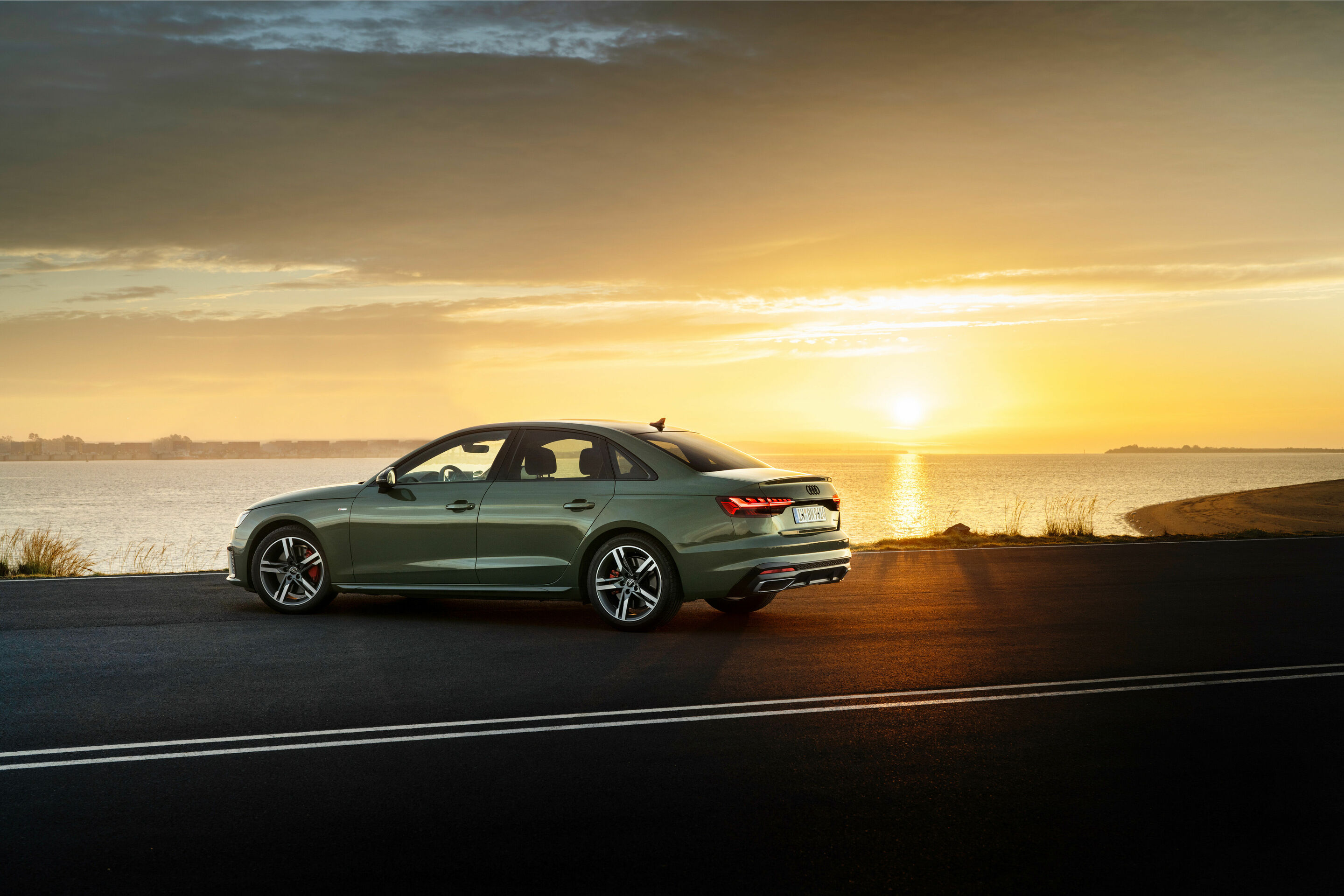 Audi A4 Limousine (von 2019 bis 2024) - Standaufnahme, Farbe: Distriktgrün Metallic