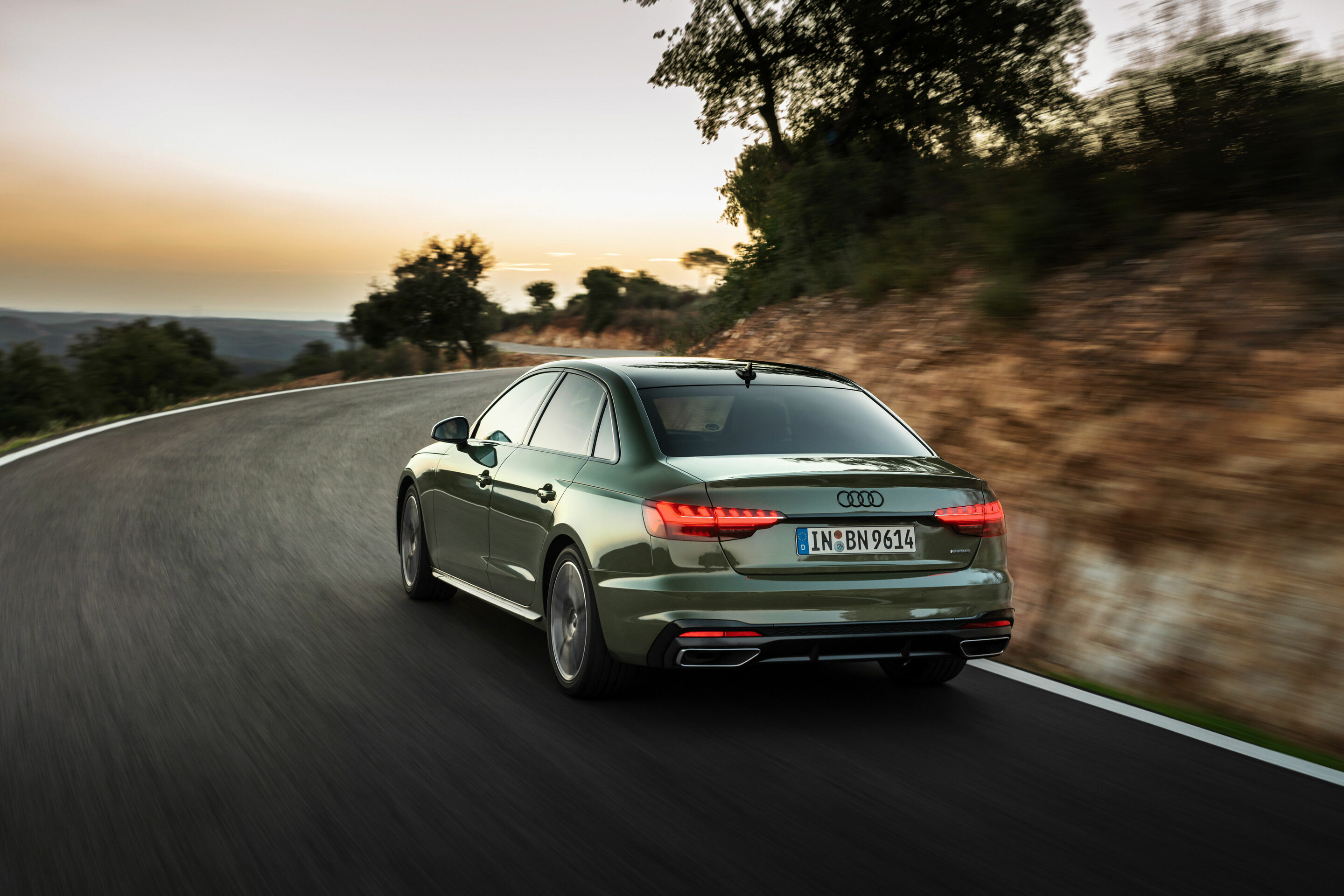 Audi A4 Limousine (von 2019 bis 2024) - Fahraufnahme, Farbe: Distriktgrün Metallic