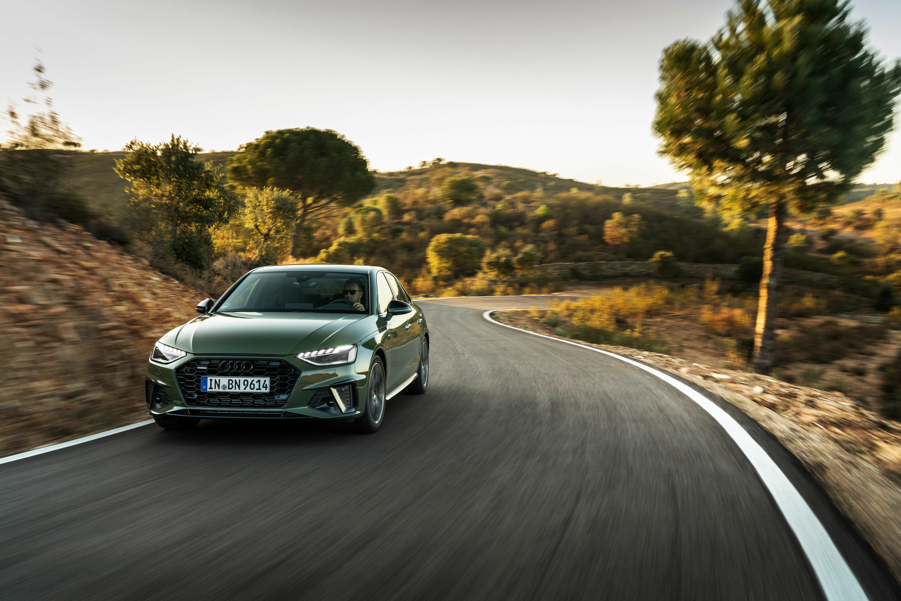 Audi A4 Limousine (von 2019 bis 2024) - Fahraufnahme, Farbe: Distriktgrün Metallic