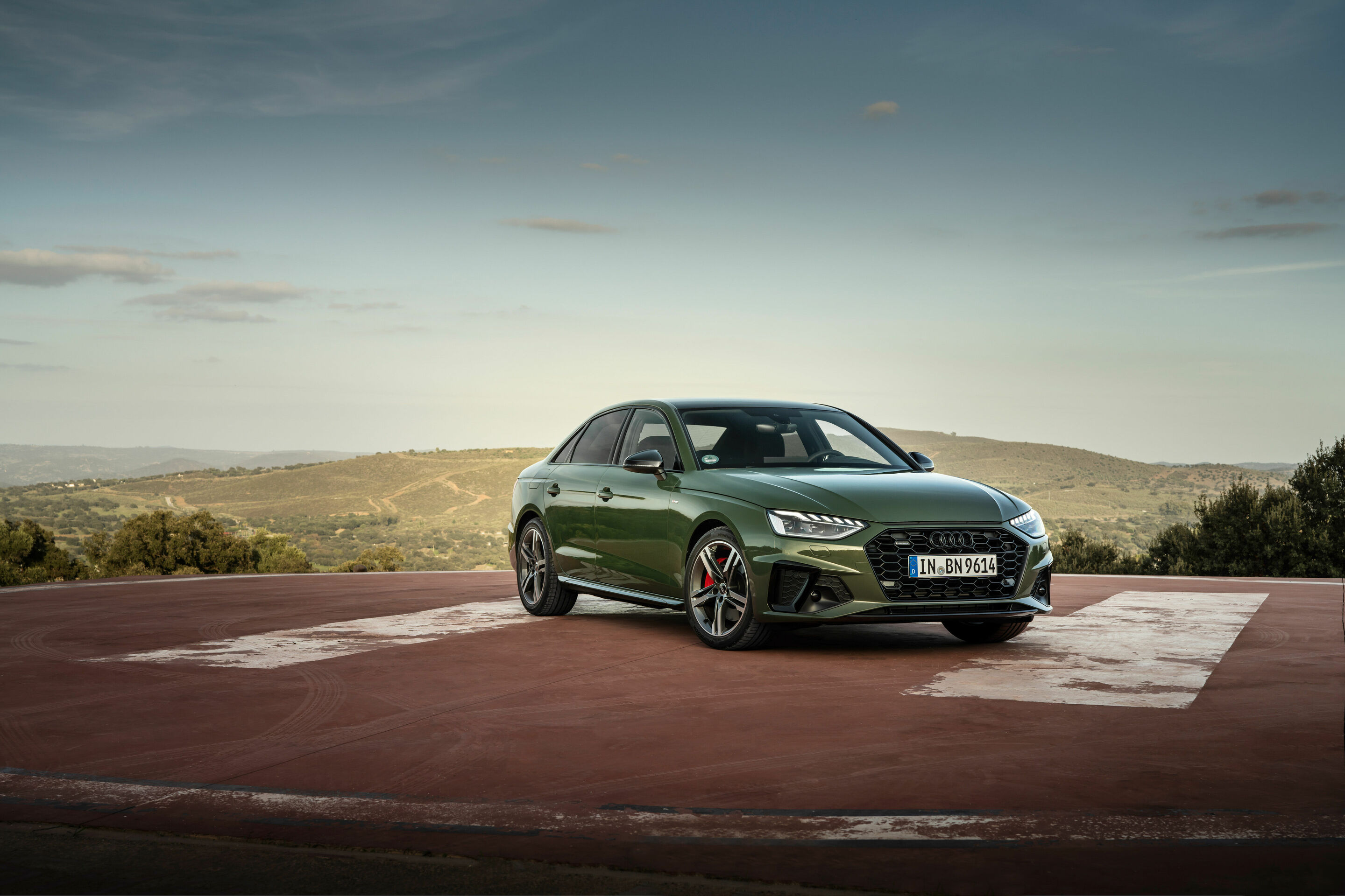 Audi A4 Limousine (von 2019 bis 2024) - Standaufnahme, Farbe: Distriktgrün Metallic