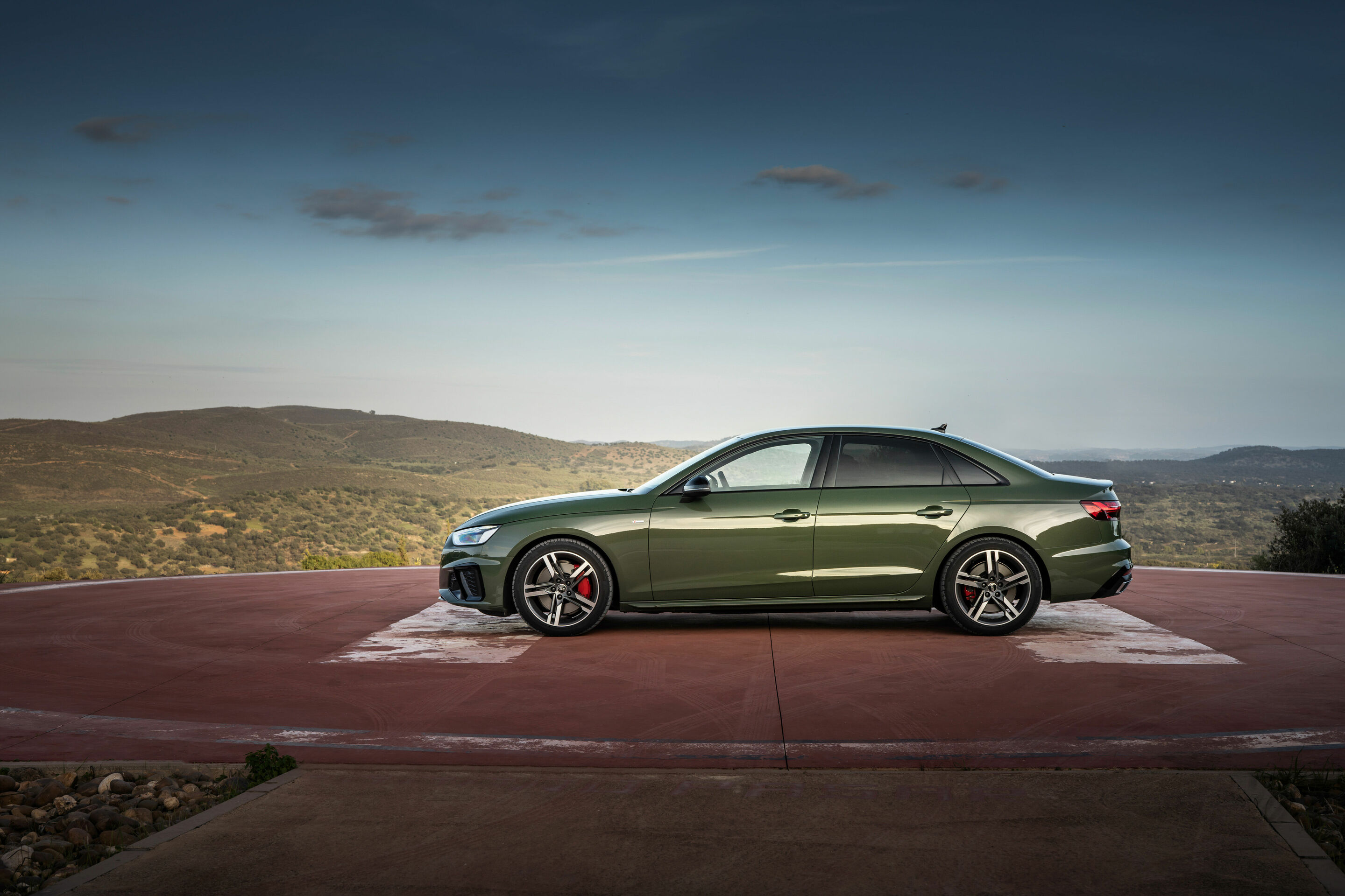 Audi A4 Limousine (von 2019 bis 2024) - Standaufnahme, Farbe: Distriktgrün Metallic