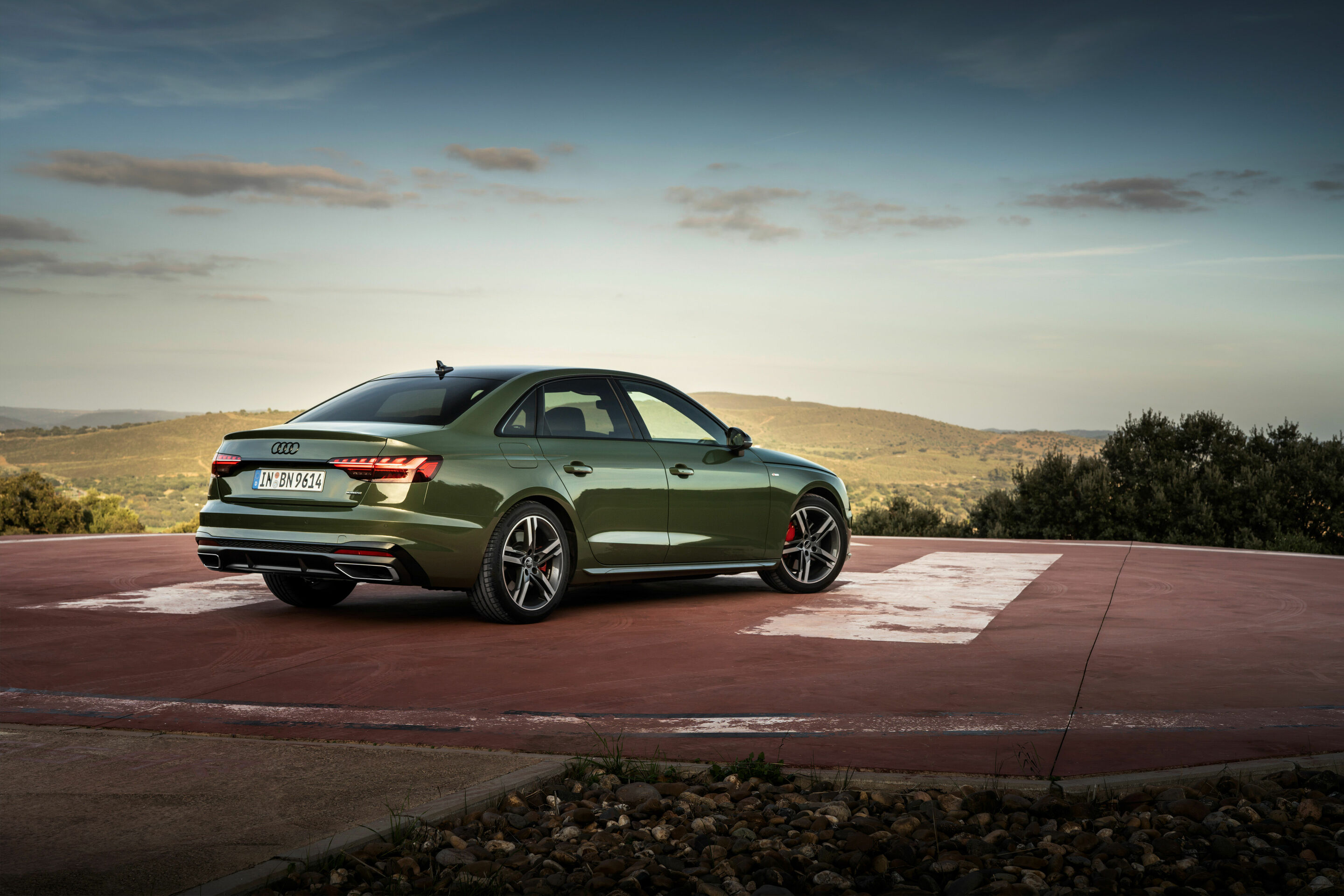 Audi A4 Limousine (von 2019 bis 2024) - Standaufnahme, Farbe: Distriktgrün Metallic