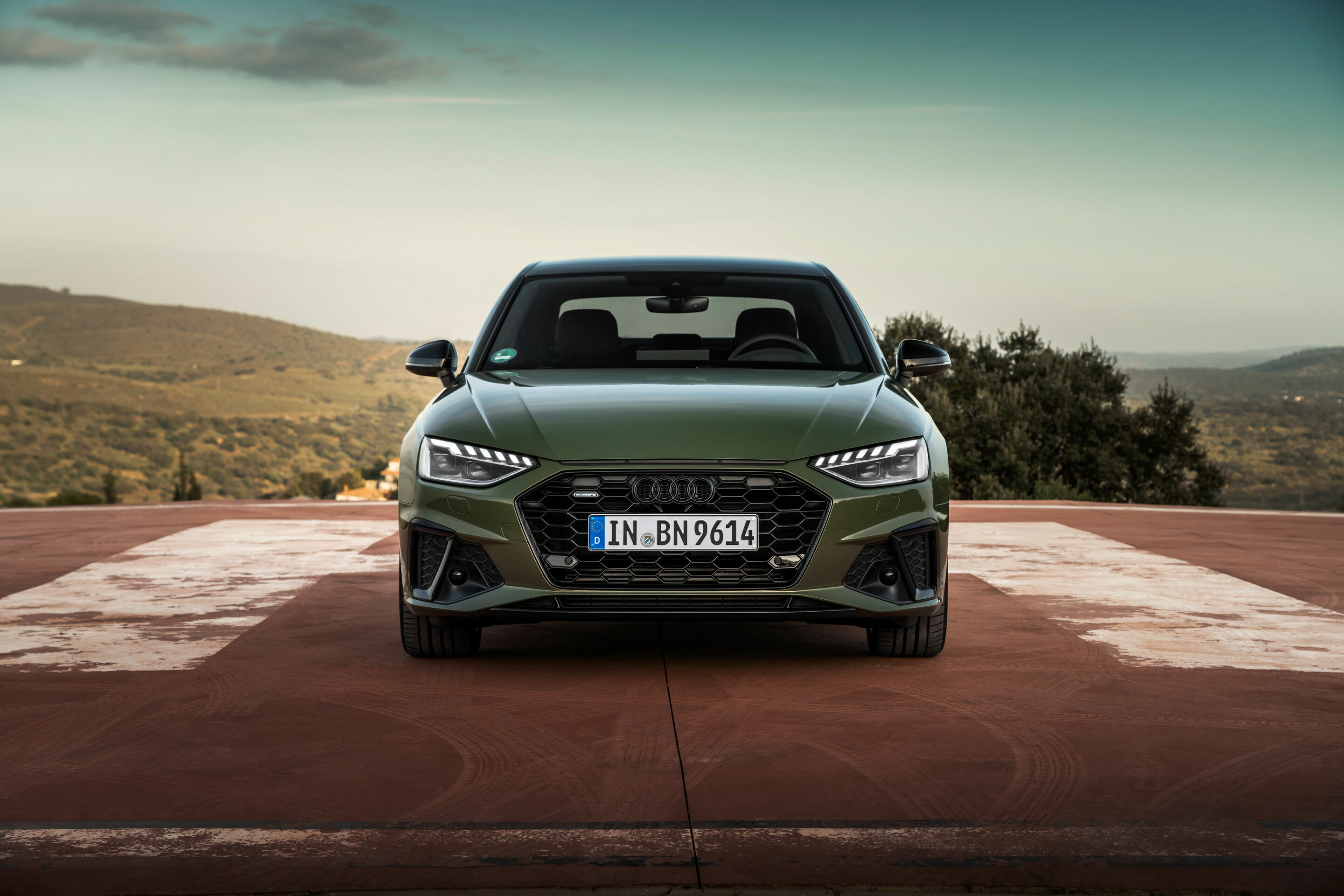 Audi A4 Limousine (von 2019 bis 2024) - Standaufnahme, Farbe: Distriktgrün Metallic