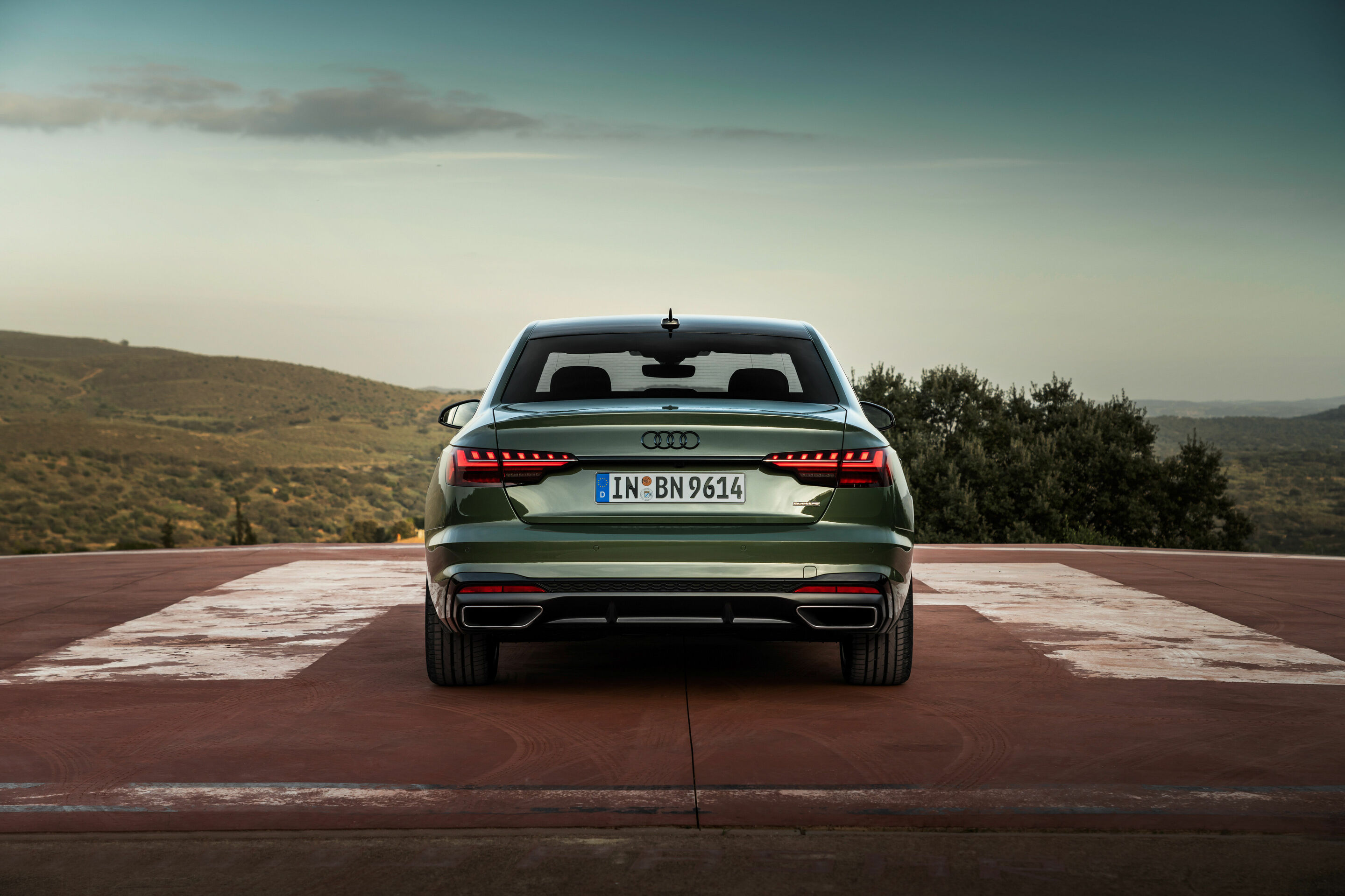 Audi A4 Limousine (von 2019 bis 2024) - Standaufnahme, Farbe: Distriktgrün Metallic