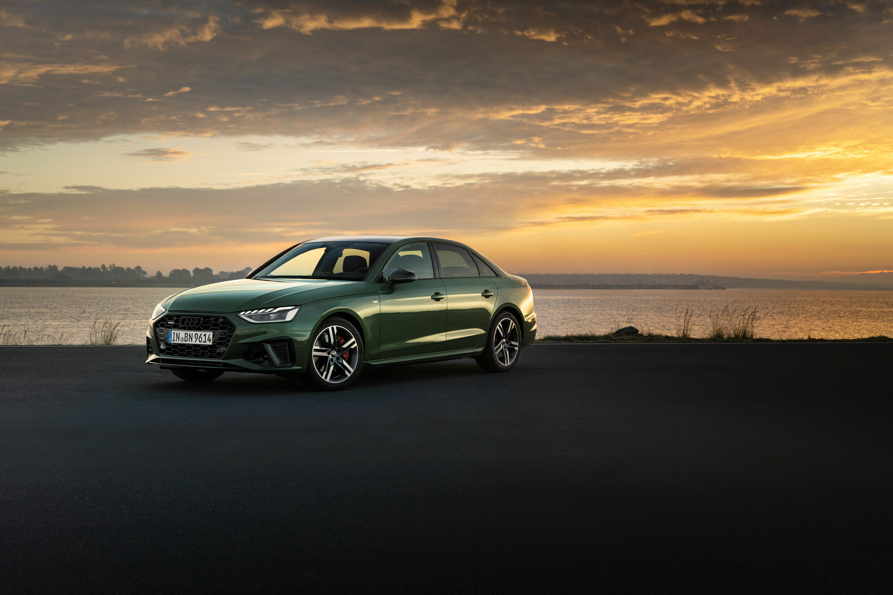 Audi A4 Limousine (von 2019 bis 2024) - Standaufnahme, Farbe: Distriktgrün Metallic