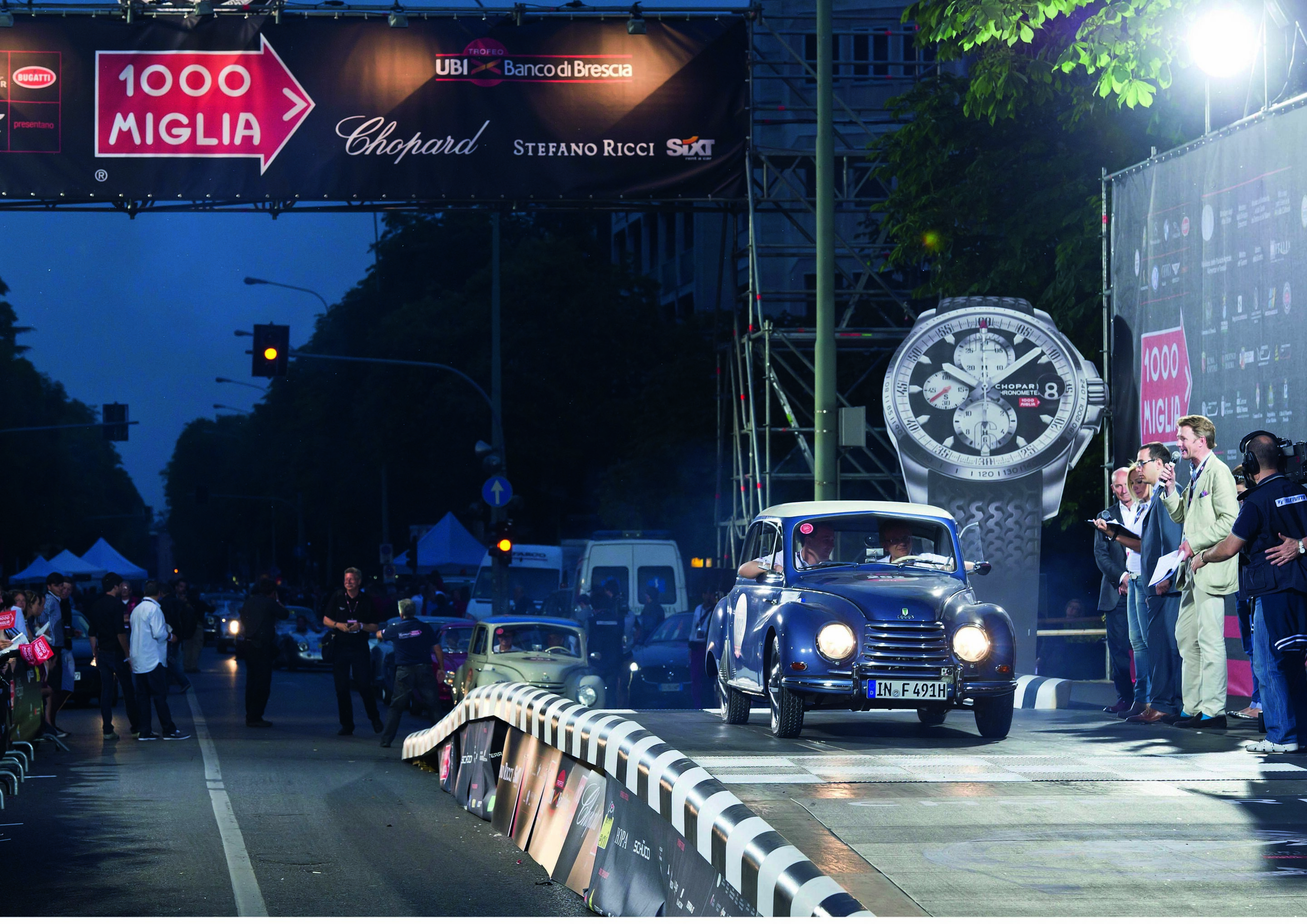Audi: Mit fünf DKW´s auf der Mille Miglia - Am Donnerstag Abend war es dann endlich so weit: Einer der DKW F 91 startet auf die 1000 Meilen lange Hatz von Brescia über Bologna nach Rom und zurück.