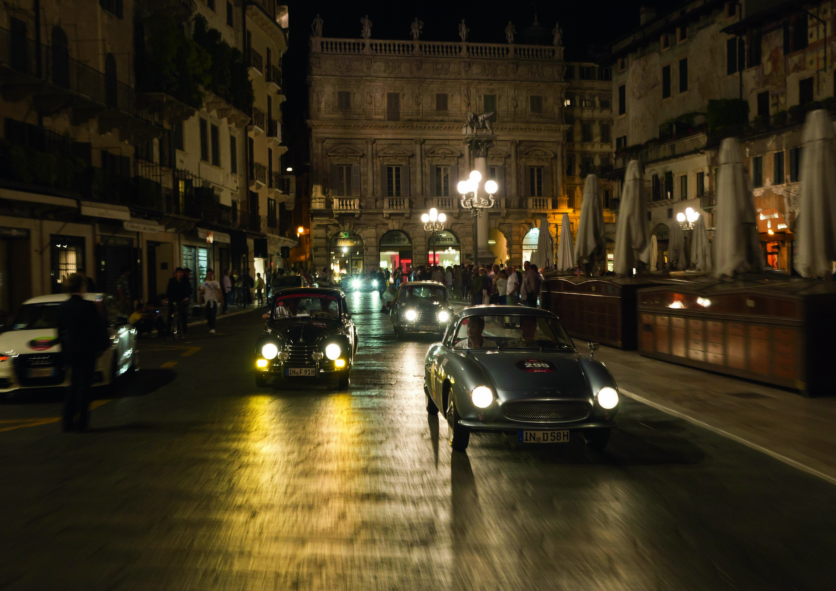 Audi: Mit fünf DKW´s auf der Mille Miglia - Der Höhepunkt der ersten Nacht: DKW Monza (rechts) und DKW F 91 passieren den historischen Kern von Verona.