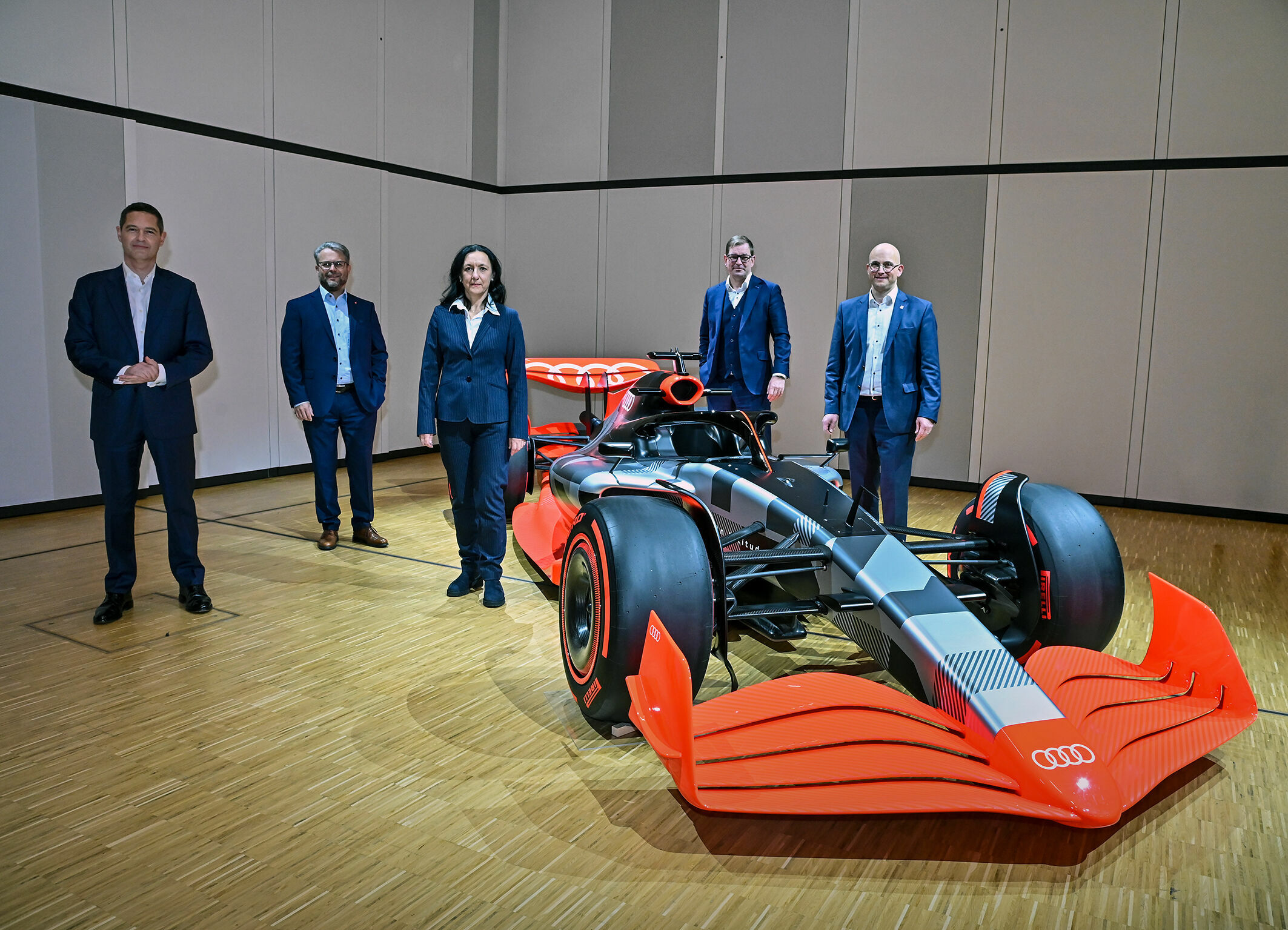 Betriebsversammlung Ingolstadt: ||„Endspurt zum Jahresende“ - v.l.n.r.: Xavier Ros (Arbeitsdirektor und Personalvorstand AUDI AG), Peter Mosch (Betriebsratsvorsitzender Ingolstadt), Rita Beck (stellvertretende Betriebsratsvorsitzende Ingolstadt), Markus...