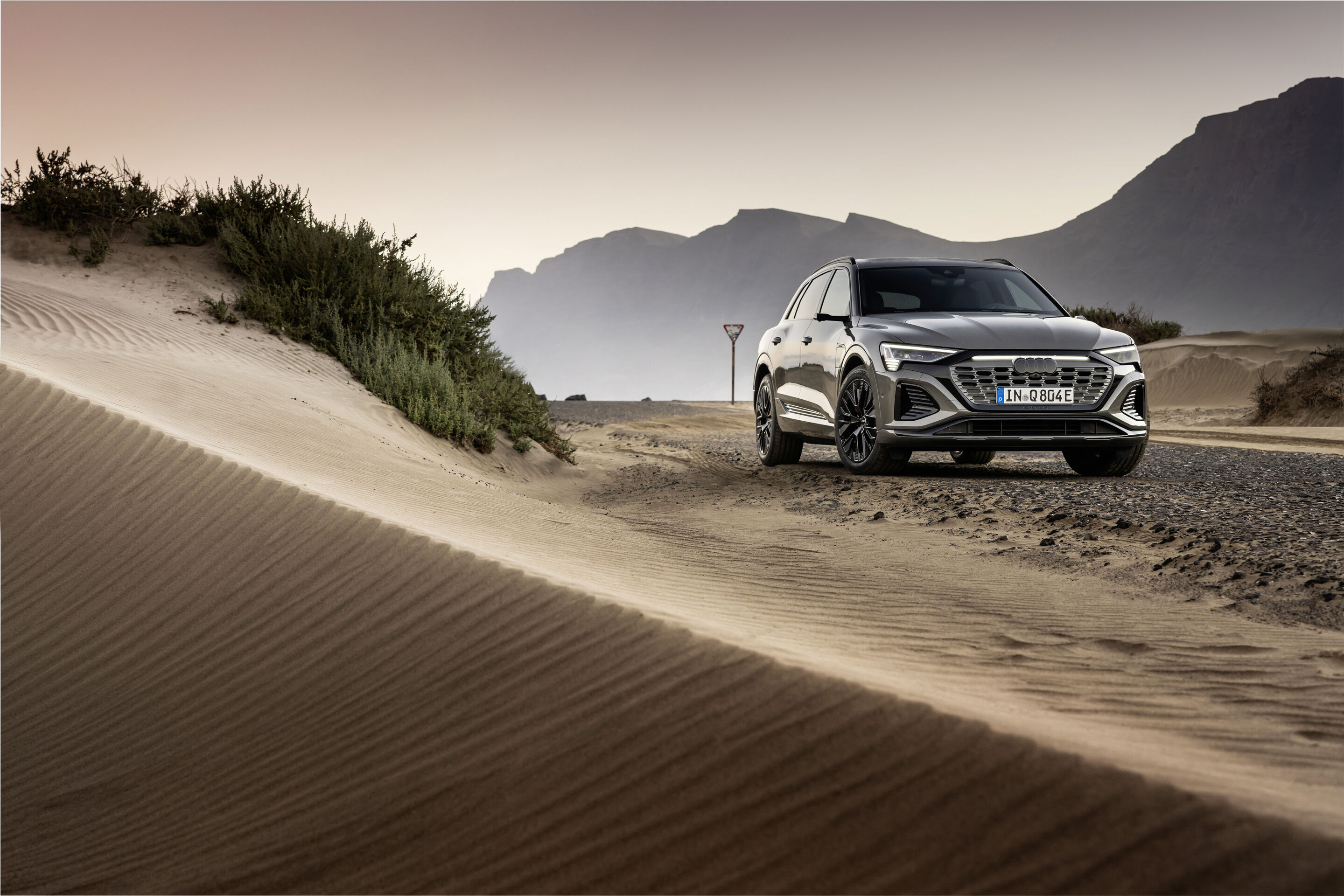 Audi Q8 55 e-tron quattro (bis 2025) - Standaufnahme, Farbe: Chronosgrau Metallic.