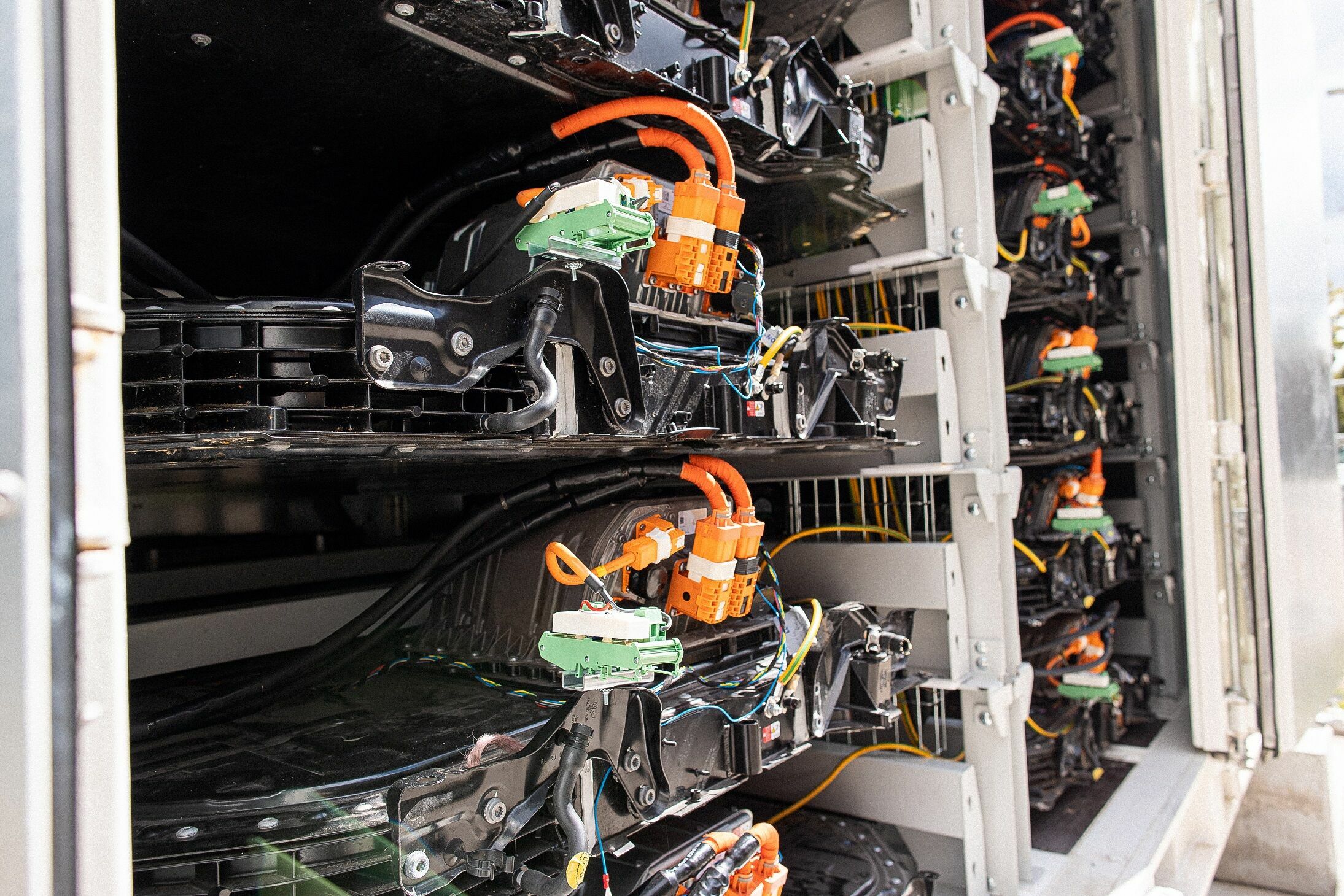 Zweites Leben für gebrauchte Batterien aus Elektroautos - Der neue Batteriespeicher in Heilbronn besteht aus zwölf Hochvolt-Batteriesystemen, die aus zerlegten Entwicklungsfahrzeugen von Audi stammen.