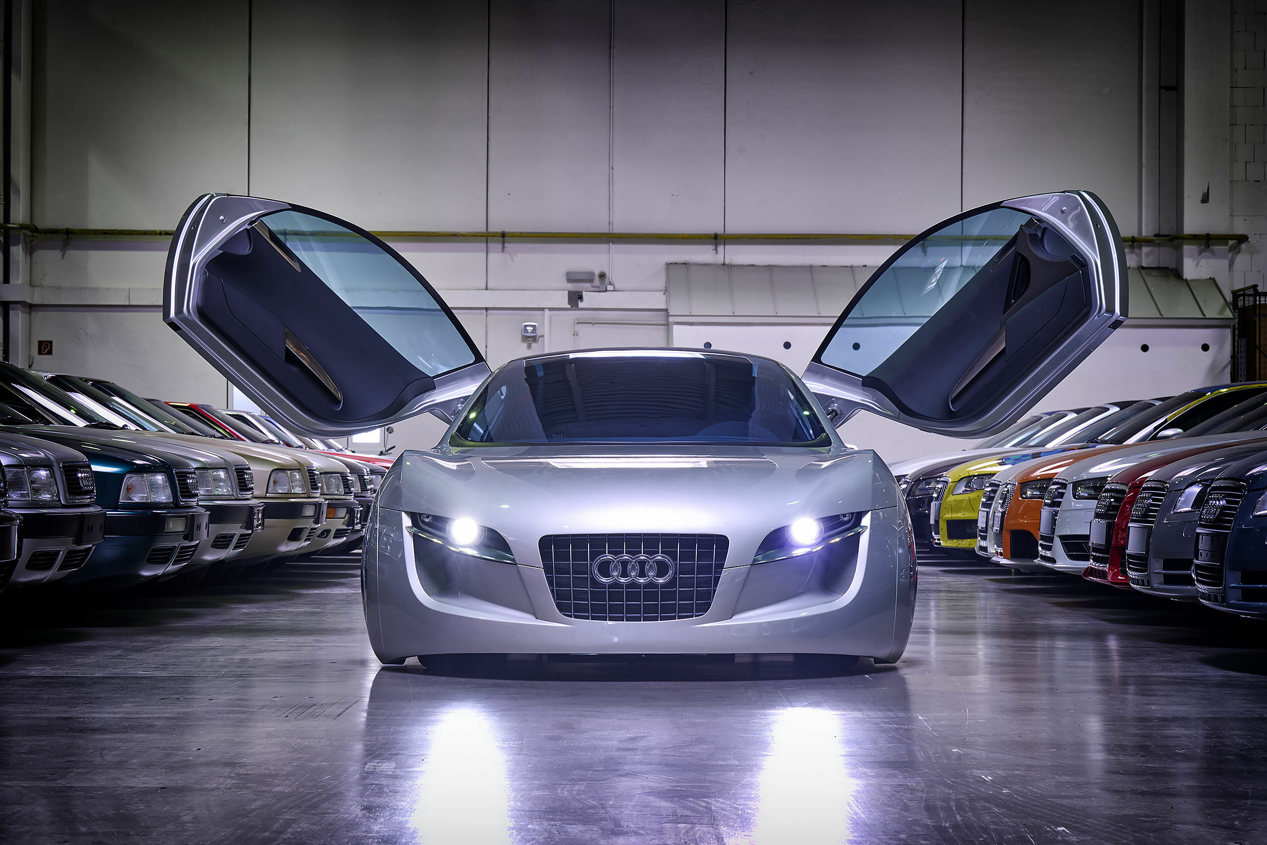 Audi Tradition Buch „Einblicke“ - Filmikone: Der Audi RSQ aus dem Science-Fiction-Film „I, Robot“ von 2004. Flügeltüren, Xenonlicht und extrem geduckte Fahrzeuglinie verleihen dem Filmauto, gefahren von Will Smith, seinen ganz besonderen Ausdruck.