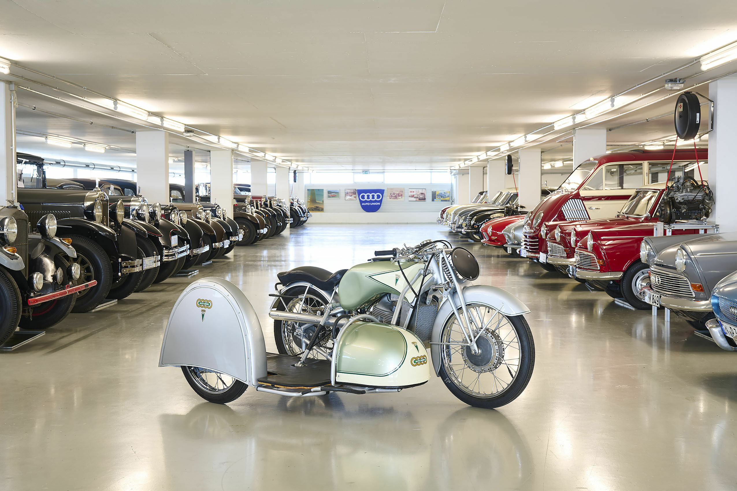 Audi Tradition Buch „Einblicke“ - Laut DKW-Nestor Siegfried Rauch wurde dieses DKW-Renngespann 1937 in der großen Hubraumklasse von Schumann/Beer gefahren. Eine aufwendige Restaurierung versetzte das vermutlich einzige noch existierende Exemplar wieder...