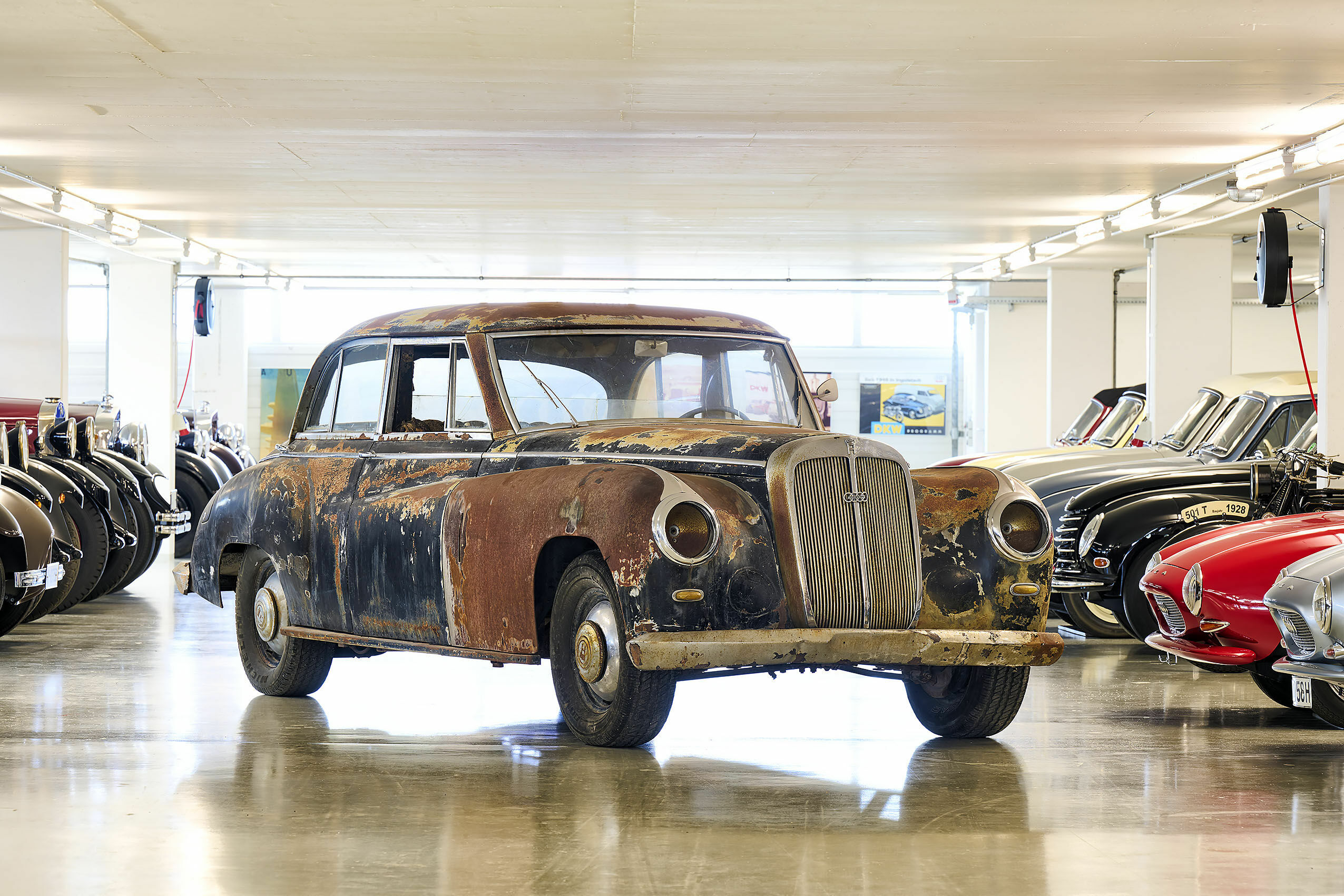 Audi Tradition Buch „Einblicke“ - Der erste und letzte Horch aus Ingolstadt: Im Juni 1953 erhielt der damalige Auto Union Vorstand Dr. Dr. Richard Bruhn seinen Dienstwagen, einen aus einer Horch 830 BL Pullman-Limousine der letzten Vorkriegsbaureihe neu...