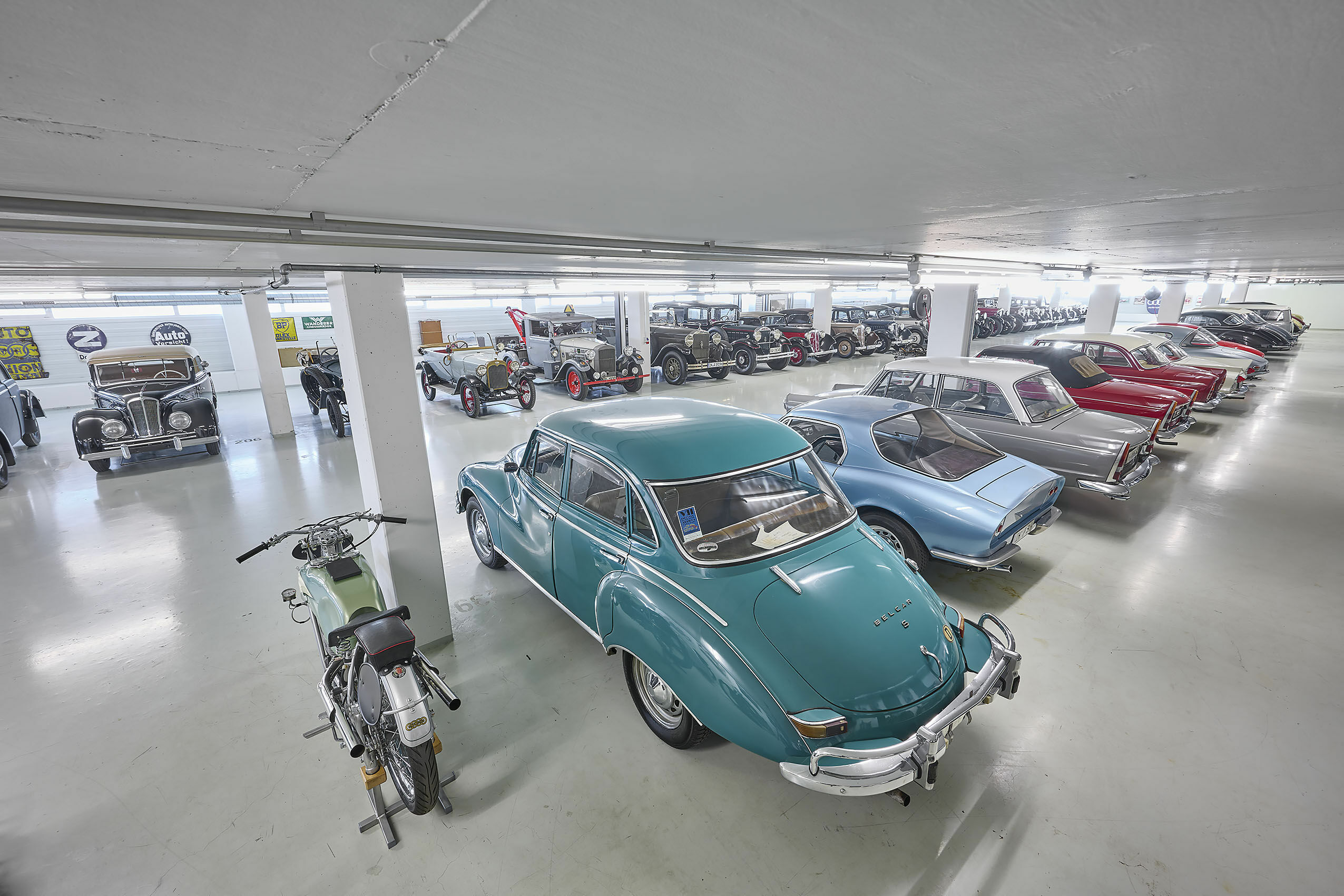 Audi Tradition Buch „Einblicke“ - Zu den Raritäten in der historischen Fahrzeugsammlung gehören die beiden im Vordergrund sichtbaren DKWs aus Brasilien: eine 1967er DKW-Vemag Belcar Limousine und einer von 35 gebauten DKW Malzoni GT mit Fiberglaskarosserie.
